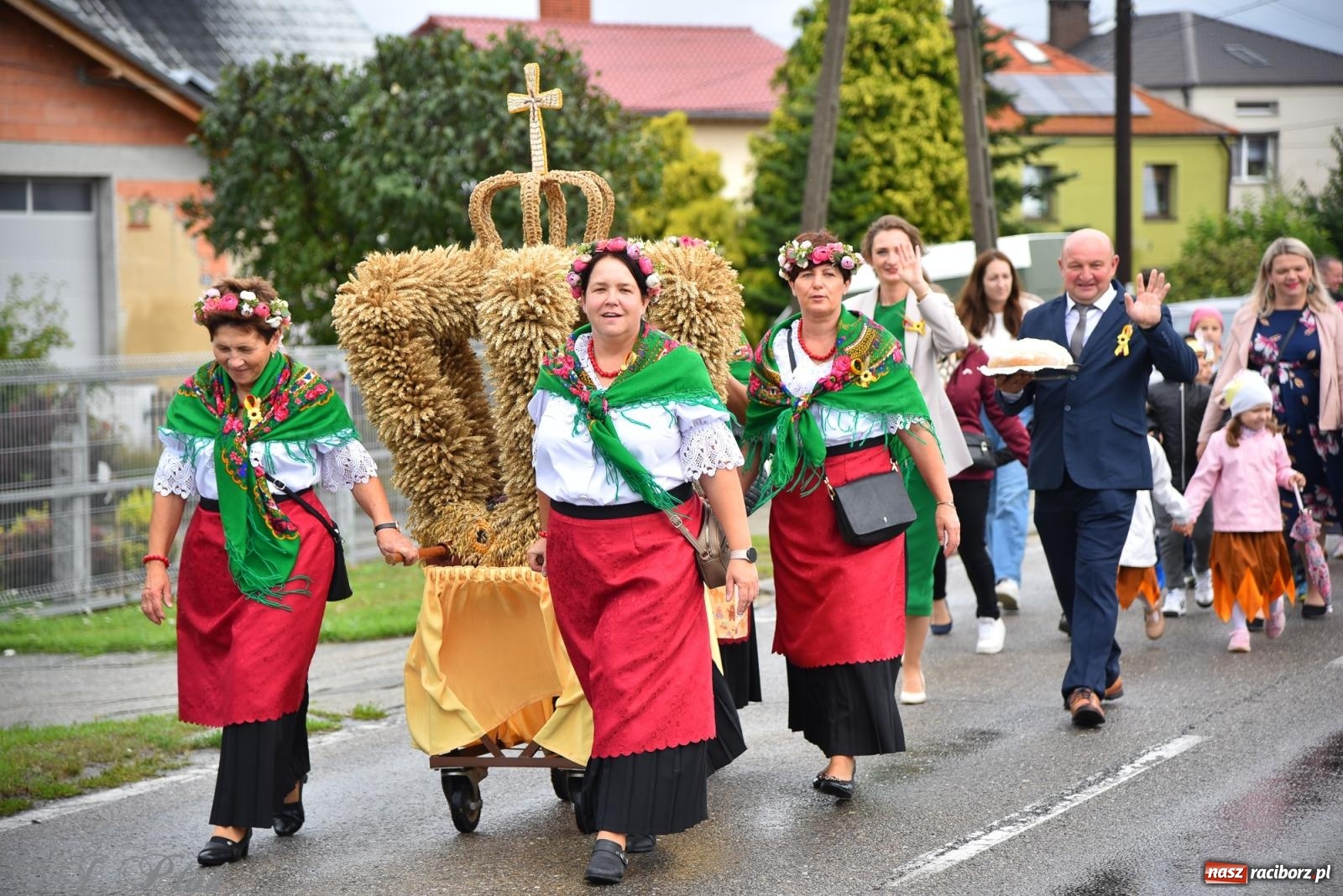 Zdjęcie w galerii na portalu naszraciborz.pl: Samborowice na bursztynowym szlaku. Dożynki 2025 pełne humoru i tradycji [FOTO i WIDEO] wiadomości z regionu