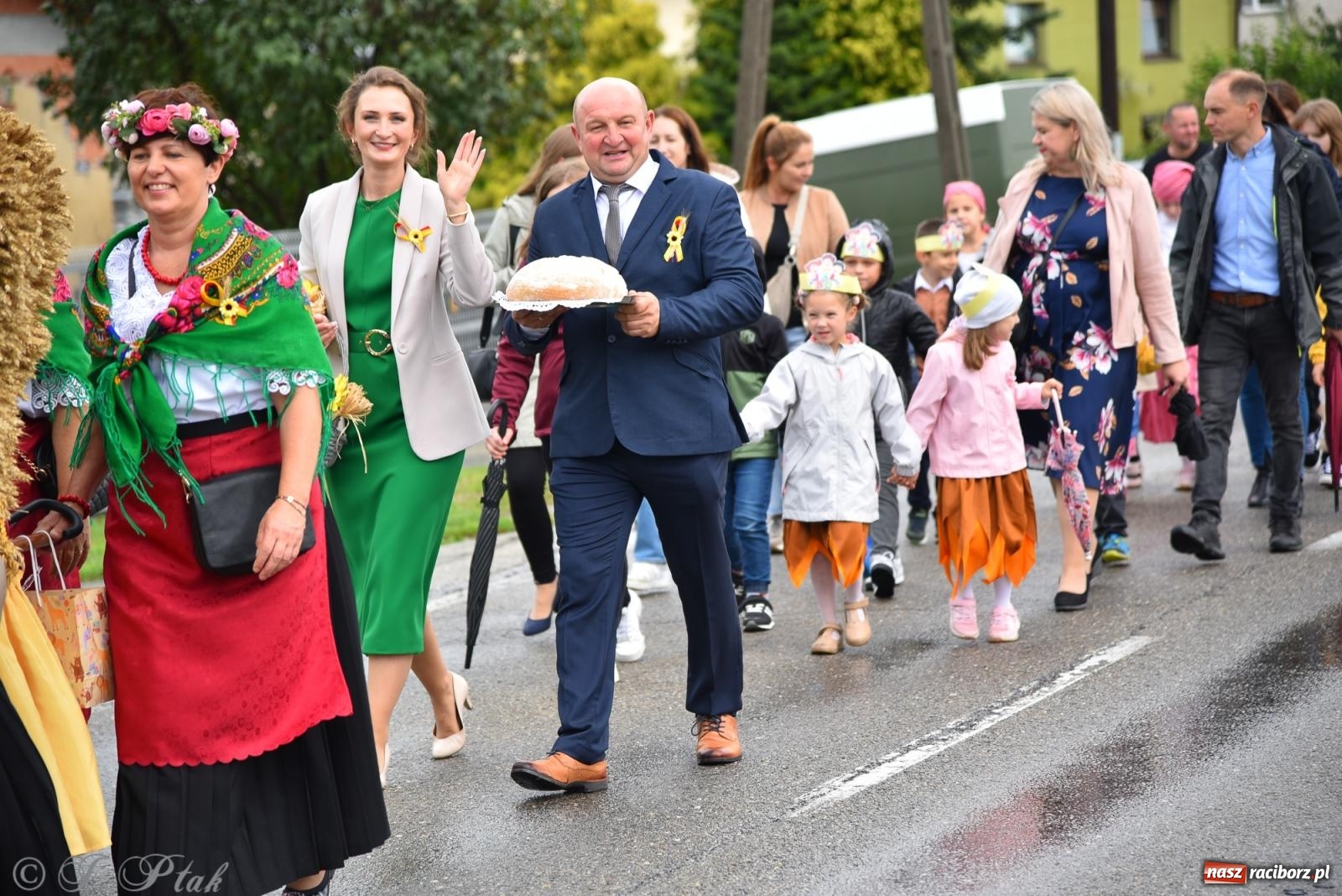 Zdjęcie w galerii na portalu naszraciborz.pl: Samborowice na bursztynowym szlaku. Dożynki 2025 pełne humoru i tradycji [FOTO i WIDEO] wiadomości z regionu