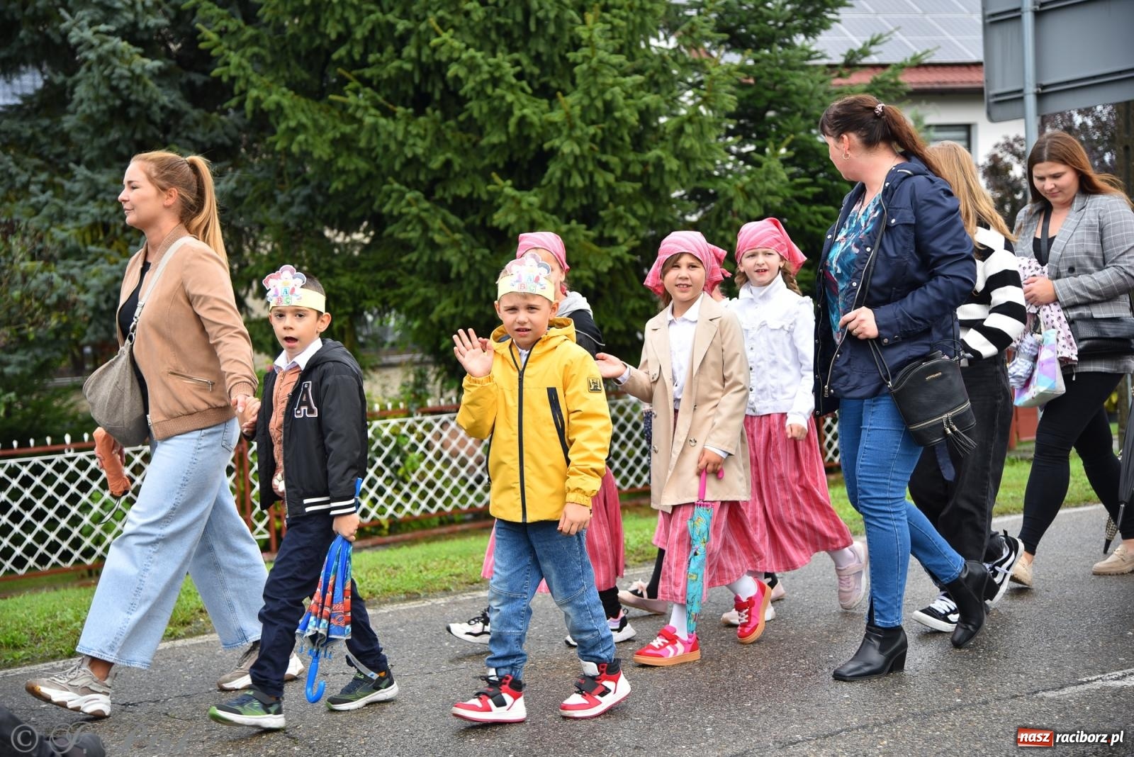 Zdjęcie w galerii na portalu naszraciborz.pl: Samborowice na bursztynowym szlaku. Dożynki 2025 pełne humoru i tradycji [FOTO i WIDEO] wiadomości z regionu