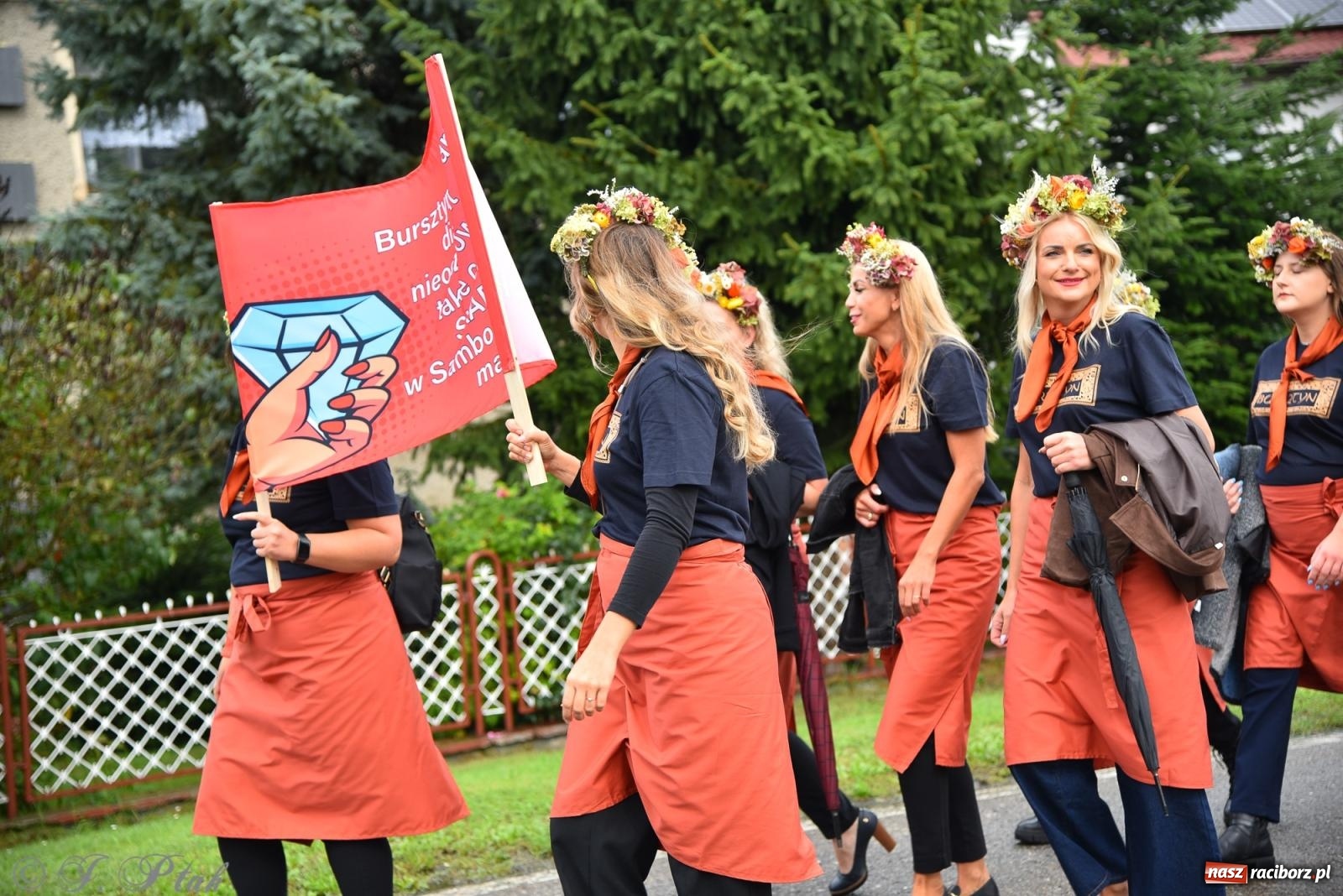 Zdjęcie w galerii na portalu naszraciborz.pl: Samborowice na bursztynowym szlaku. Dożynki 2025 pełne humoru i tradycji [FOTO i WIDEO] wiadomości z regionu