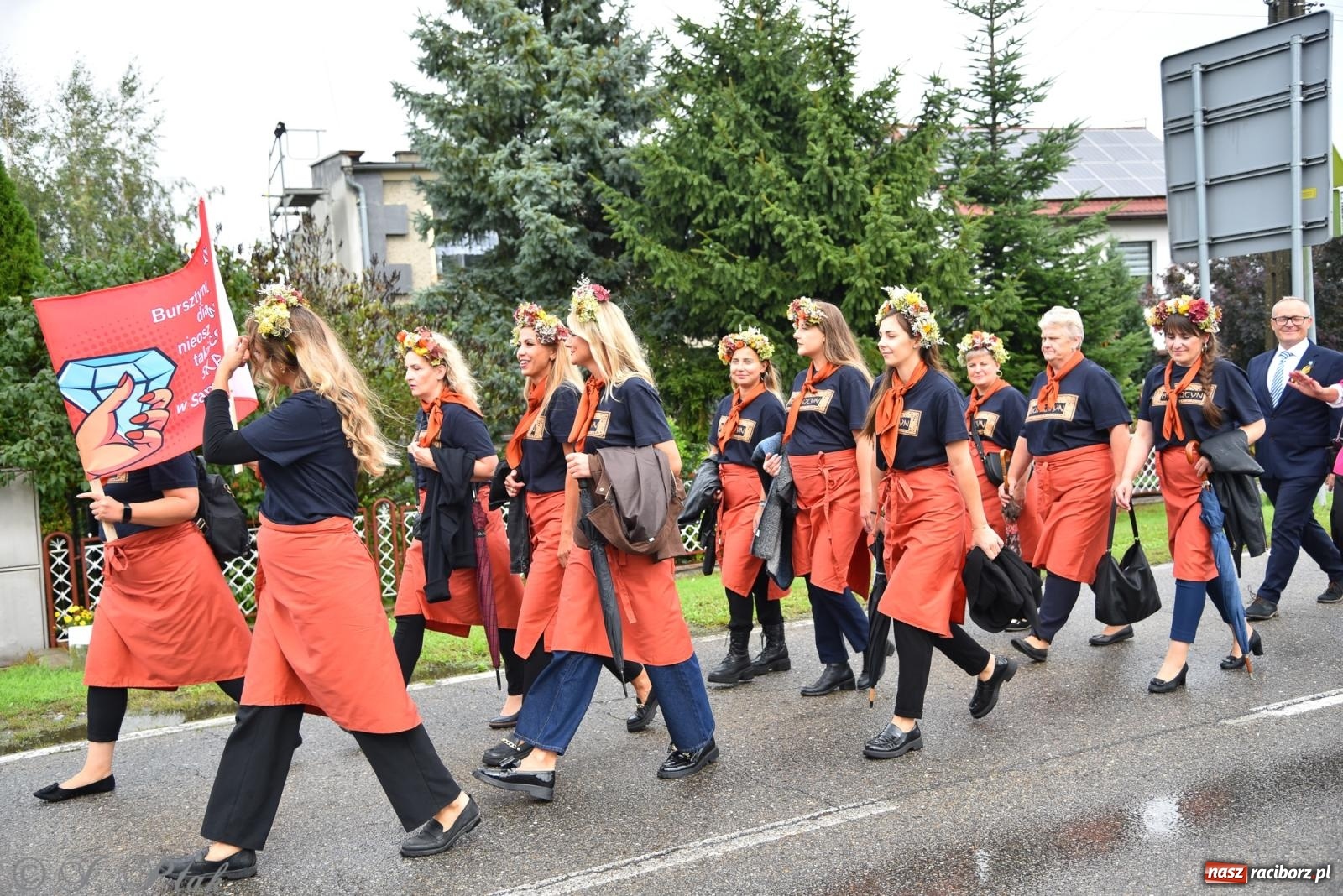 Zdjęcie w galerii na portalu naszraciborz.pl: Samborowice na bursztynowym szlaku. Dożynki 2025 pełne humoru i tradycji [FOTO i WIDEO] wiadomości z regionu