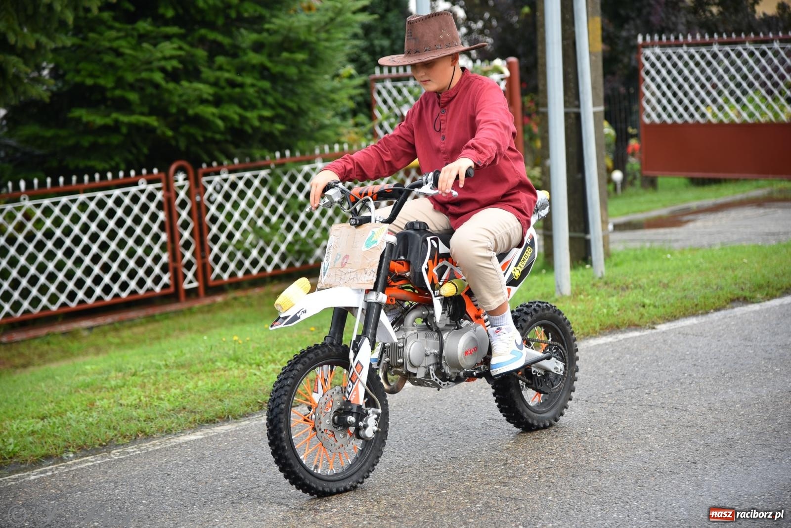 Zdjęcie w galerii na portalu naszraciborz.pl: Samborowice na bursztynowym szlaku. Dożynki 2025 pełne humoru i tradycji [FOTO i WIDEO] wiadomości z regionu