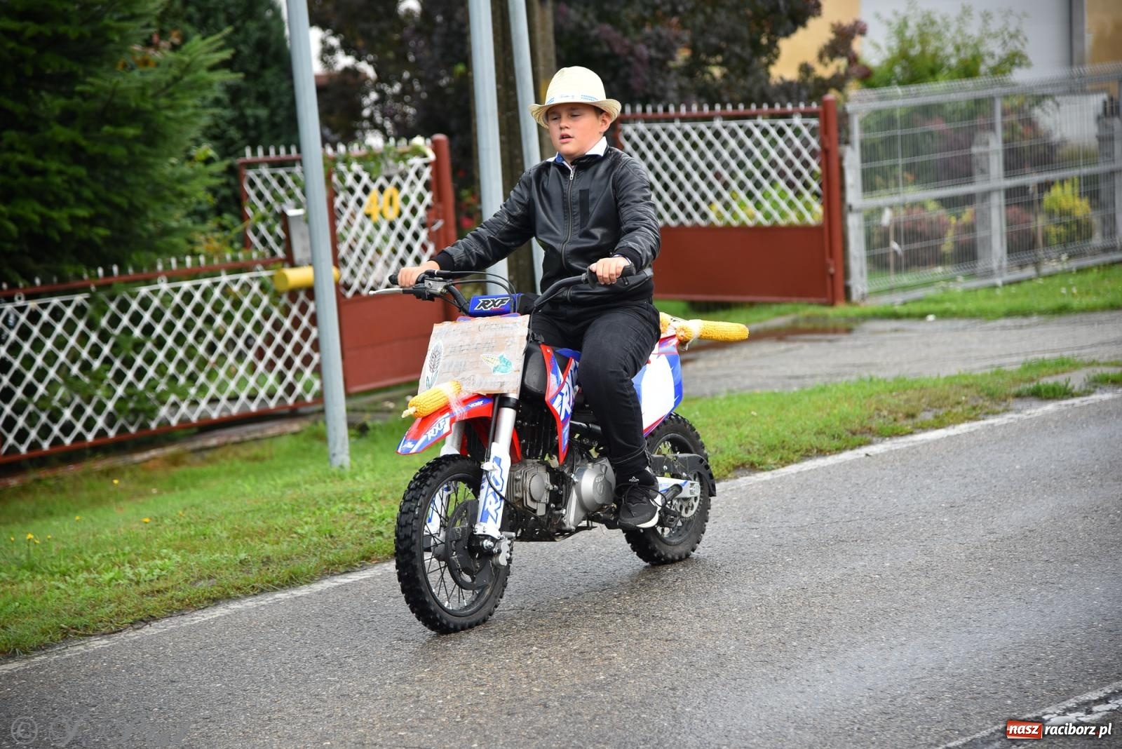 Zdjęcie w galerii na portalu naszraciborz.pl: Samborowice na bursztynowym szlaku. Dożynki 2025 pełne humoru i tradycji [FOTO i WIDEO] wiadomości z regionu