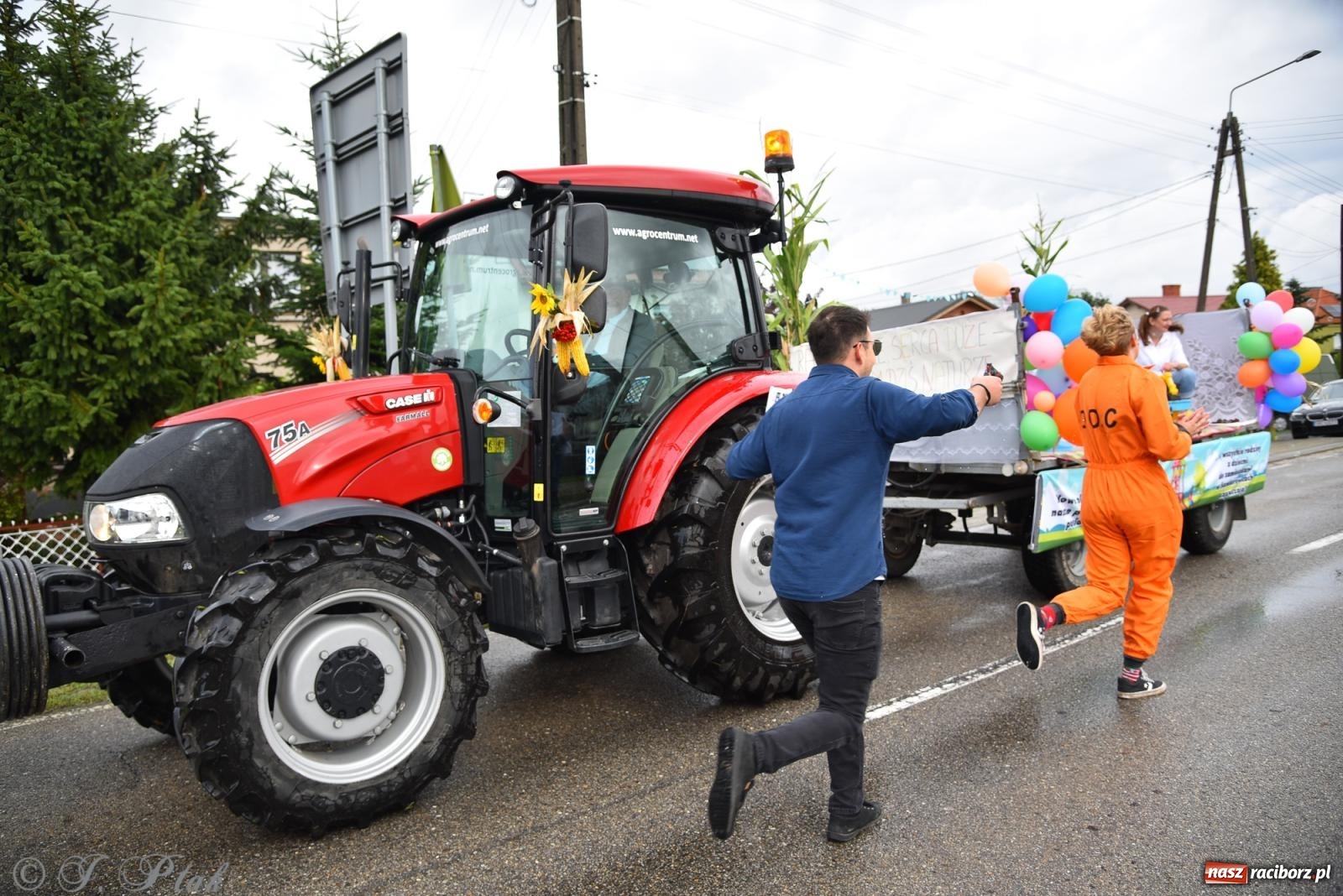 Zdjęcie w galerii na portalu naszraciborz.pl: Samborowice na bursztynowym szlaku. Dożynki 2025 pełne humoru i tradycji [FOTO i WIDEO] wiadomości z regionu