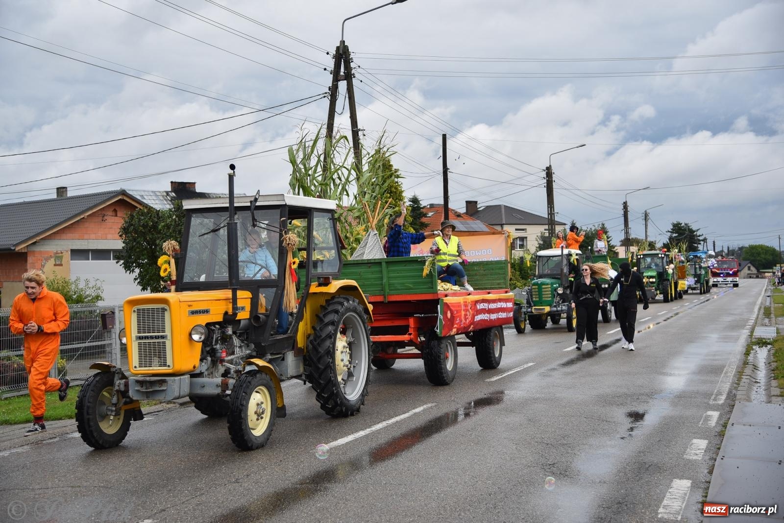 Zdjęcie w galerii na portalu naszraciborz.pl: Samborowice na bursztynowym szlaku. Dożynki 2025 pełne humoru i tradycji [FOTO i WIDEO] wiadomości z regionu