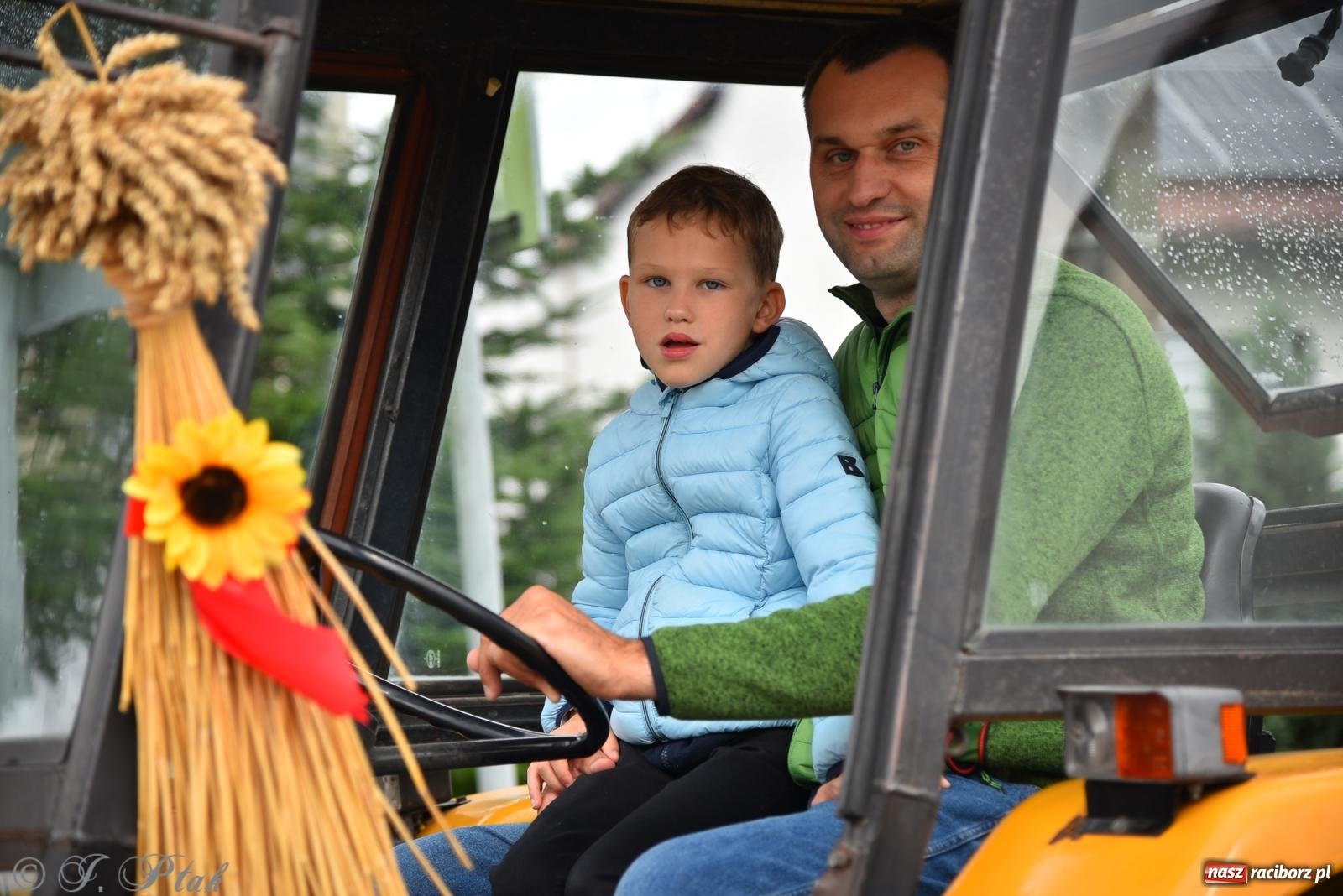 Zdjęcie w galerii na portalu naszraciborz.pl: Samborowice na bursztynowym szlaku. Dożynki 2025 pełne humoru i tradycji [FOTO i WIDEO] wiadomości z regionu