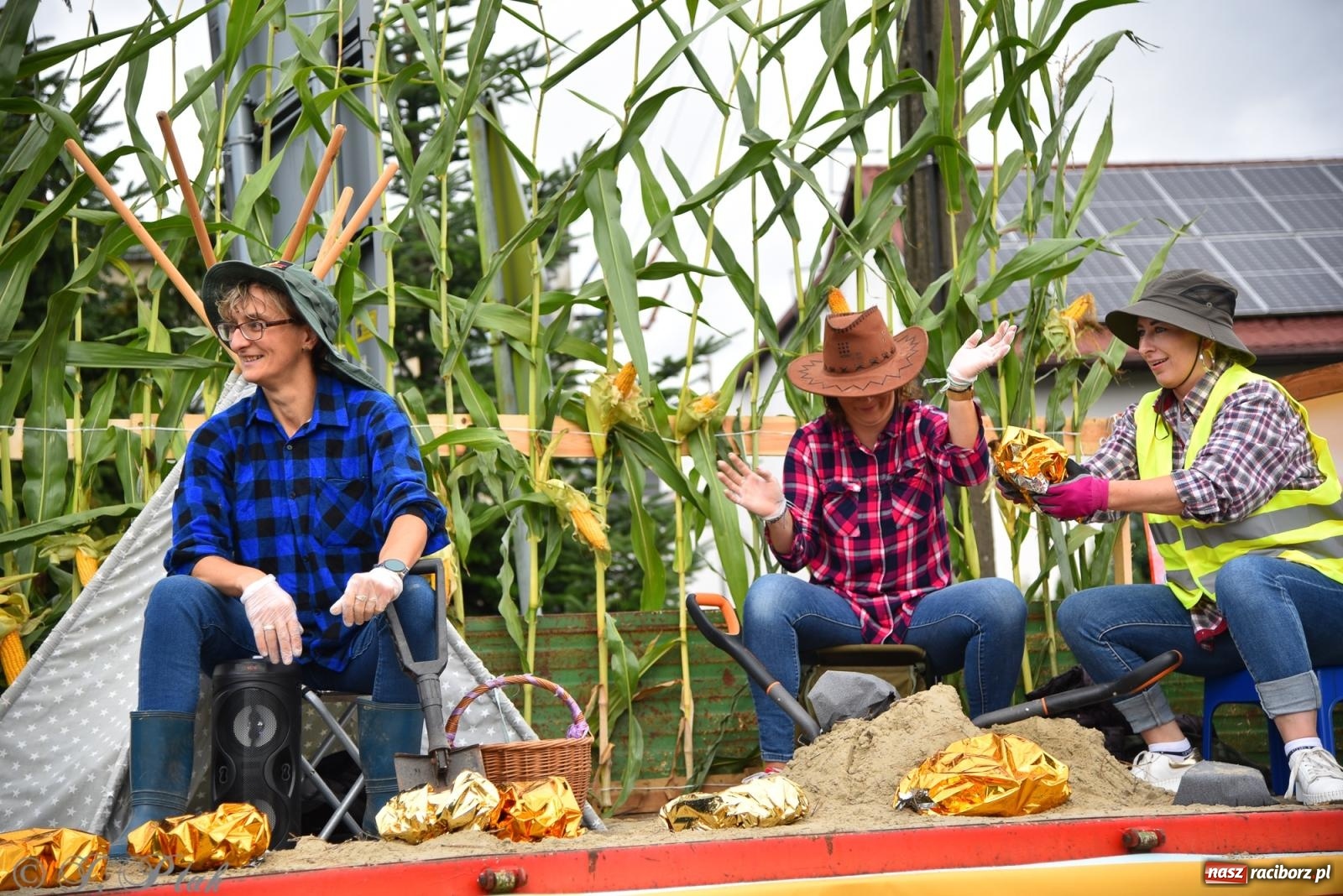 Zdjęcie w galerii na portalu naszraciborz.pl: Samborowice na bursztynowym szlaku. Dożynki 2025 pełne humoru i tradycji [FOTO i WIDEO] wiadomości z regionu