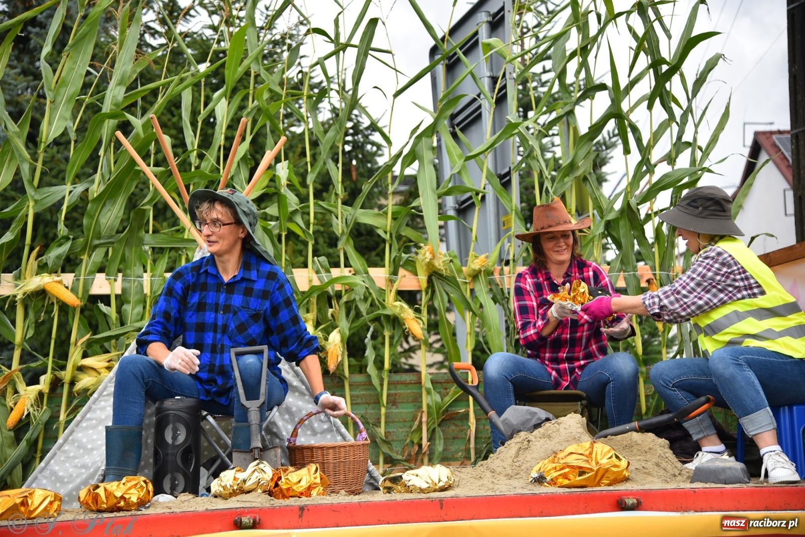 Zdjęcie w galerii na portalu naszraciborz.pl: Samborowice na bursztynowym szlaku. Dożynki 2025 pełne humoru i tradycji [FOTO i WIDEO] wiadomości z regionu