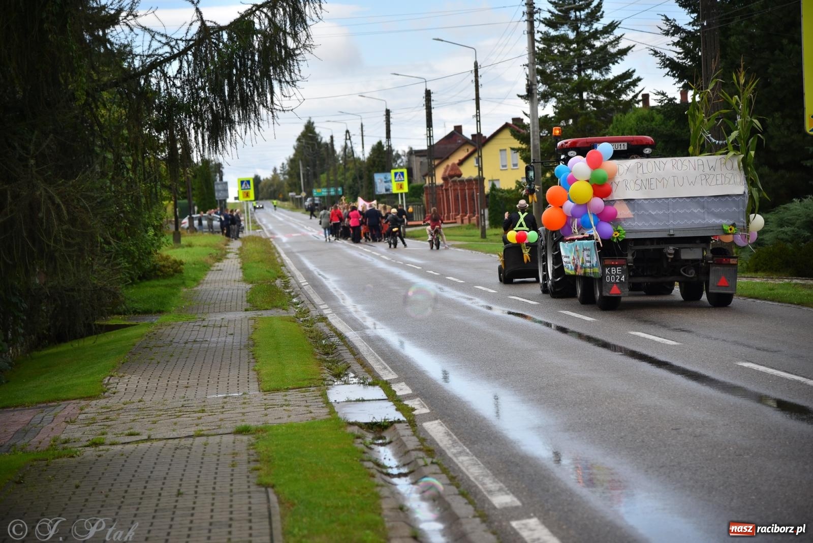 Zdjęcie w galerii na portalu naszraciborz.pl: Samborowice na bursztynowym szlaku. Dożynki 2025 pełne humoru i tradycji [FOTO i WIDEO] wiadomości z regionu