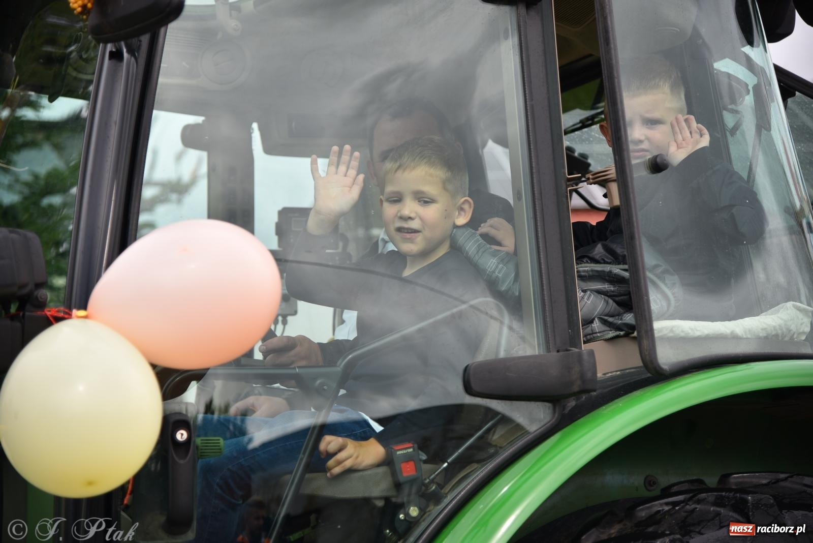 Zdjęcie w galerii na portalu naszraciborz.pl: Samborowice na bursztynowym szlaku. Dożynki 2025 pełne humoru i tradycji [FOTO i WIDEO] wiadomości z regionu