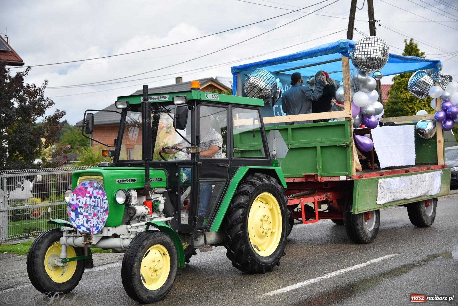 Zdjęcie w galerii na portalu naszraciborz.pl: Samborowice na bursztynowym szlaku. Dożynki 2025 pełne humoru i tradycji [FOTO i WIDEO] wiadomości z regionu
