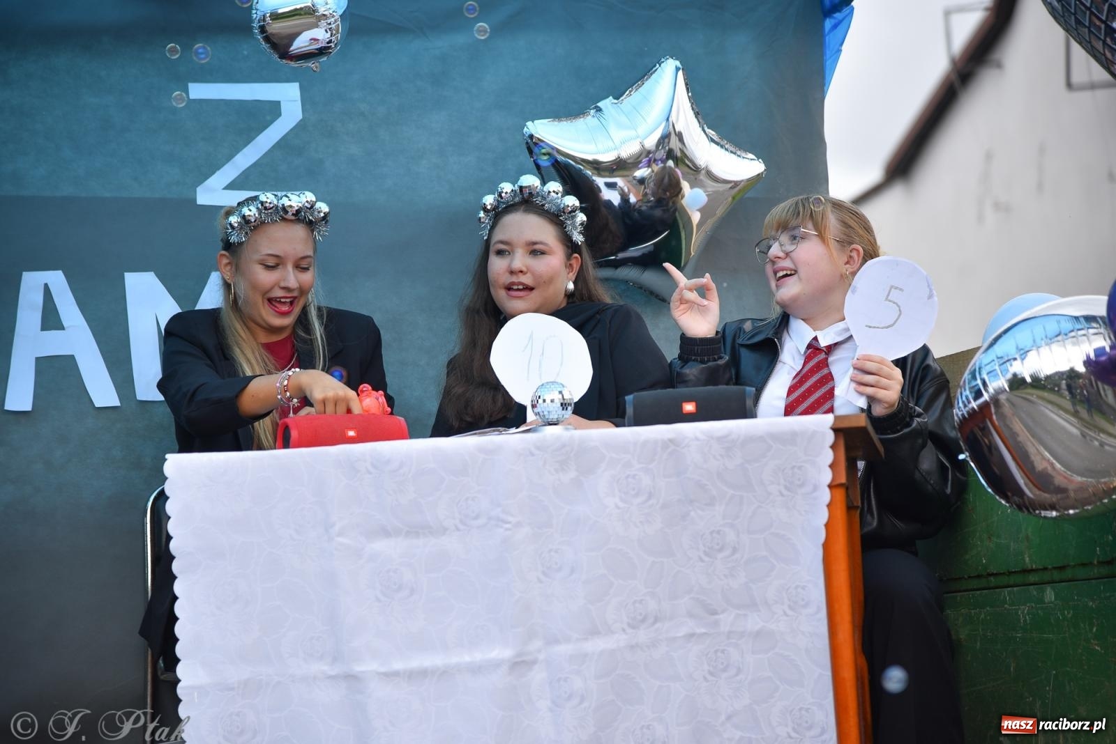 Zdjęcie w galerii na portalu naszraciborz.pl: Samborowice na bursztynowym szlaku. Dożynki 2025 pełne humoru i tradycji [FOTO i WIDEO] wiadomości z regionu