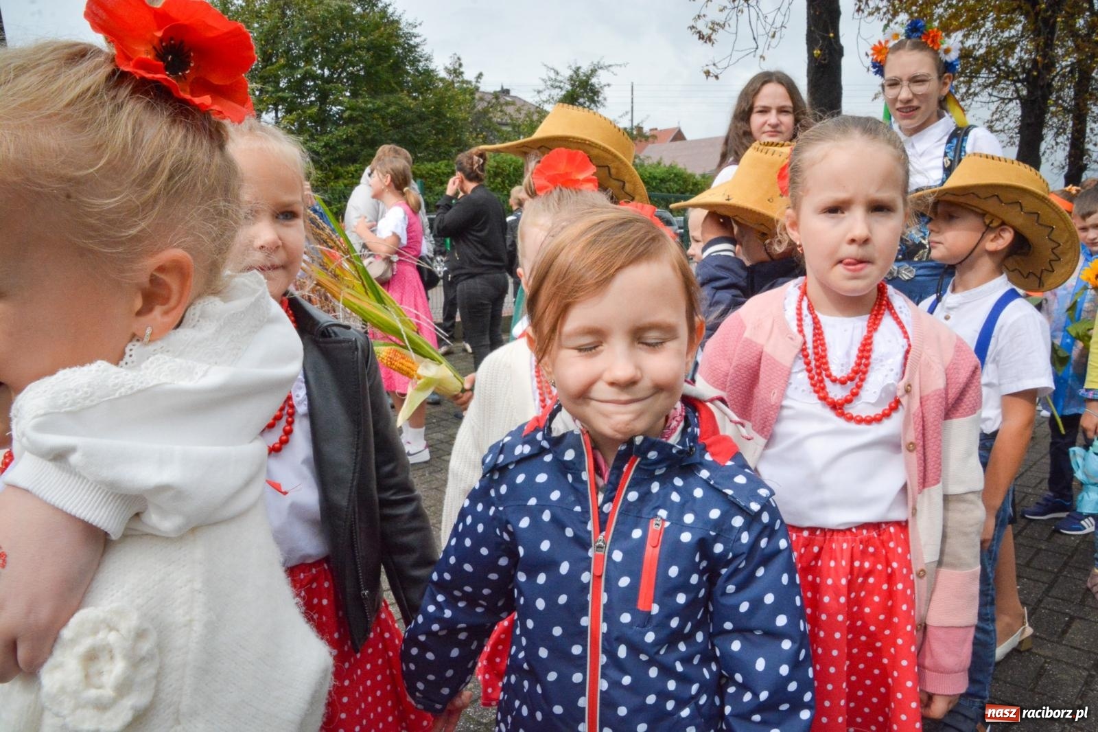 Zdjęcie w galerii na portalu naszraciborz.pl: Bieńkowice świętują plony. Dożynkowy korowód z tradycją i młodzieżą [FOTO i WIDEO] wiadomości z regionu
