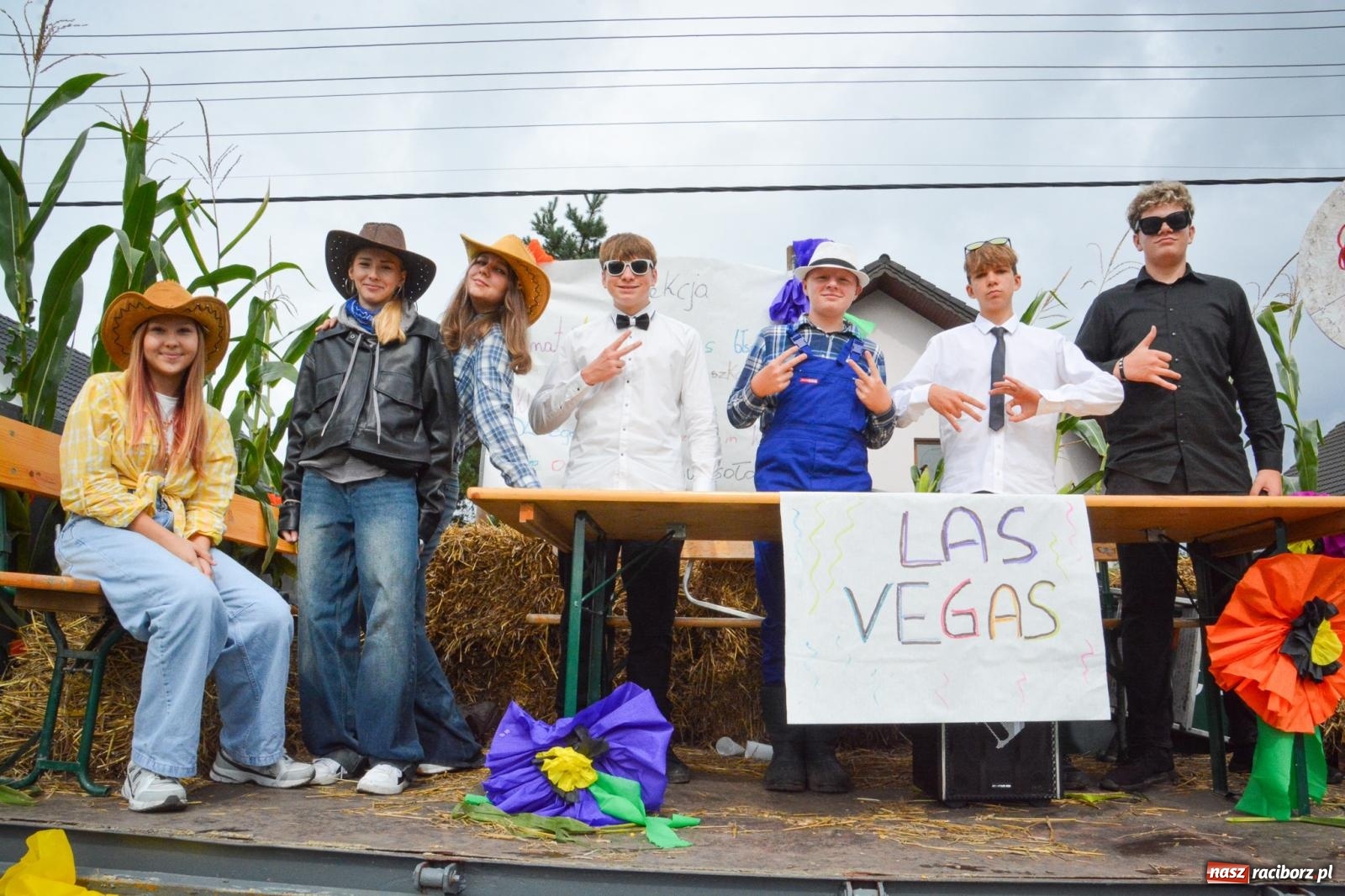 Zdjęcie w galerii na portalu naszraciborz.pl: Bieńkowice świętują plony. Dożynkowy korowód z tradycją i młodzieżą [FOTO i WIDEO] wiadomości z regionu