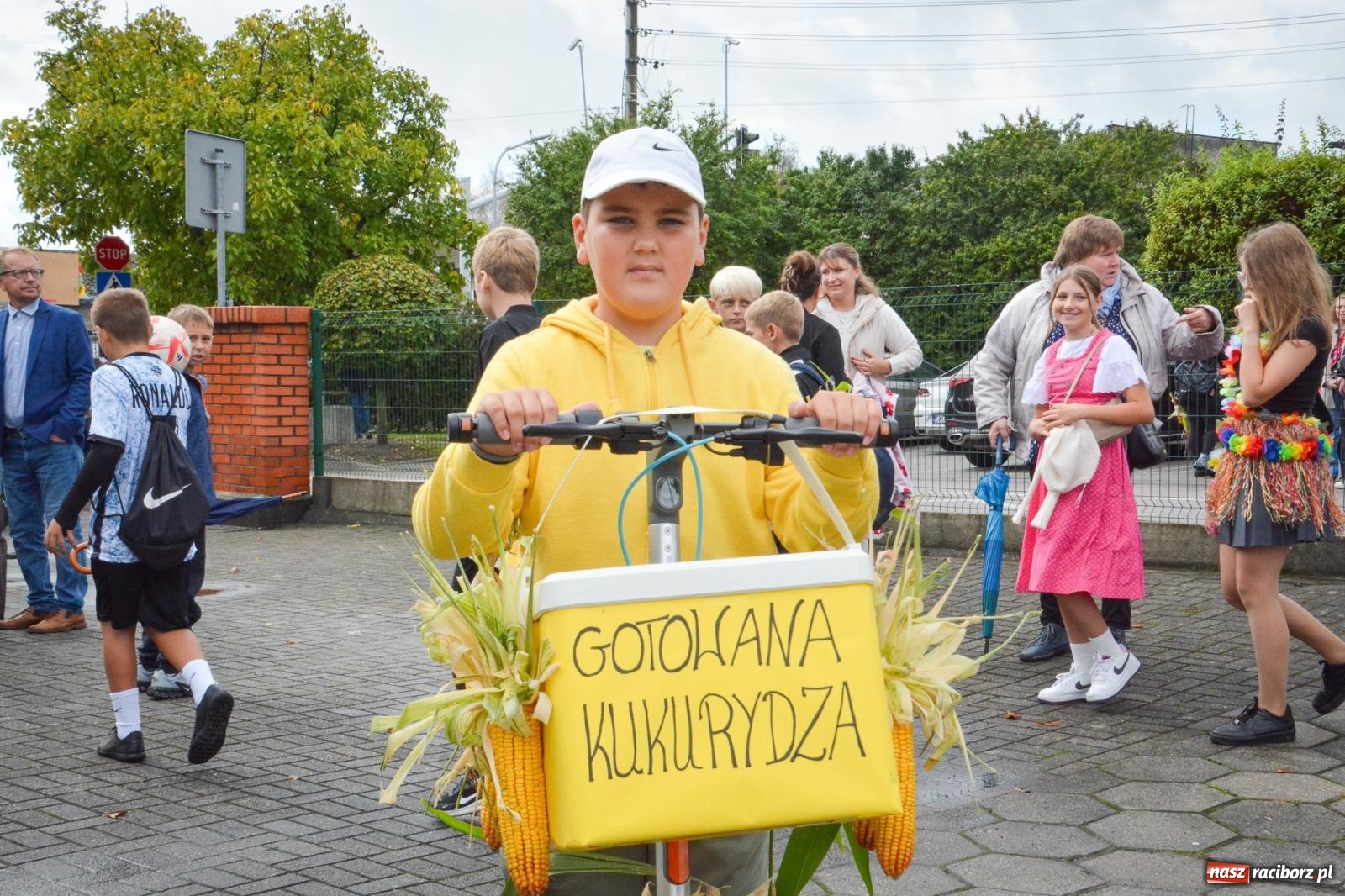 Zdjęcie w galerii na portalu naszraciborz.pl: Bieńkowice świętują plony. Dożynkowy korowód z tradycją i młodzieżą [FOTO i WIDEO] wiadomości z regionu