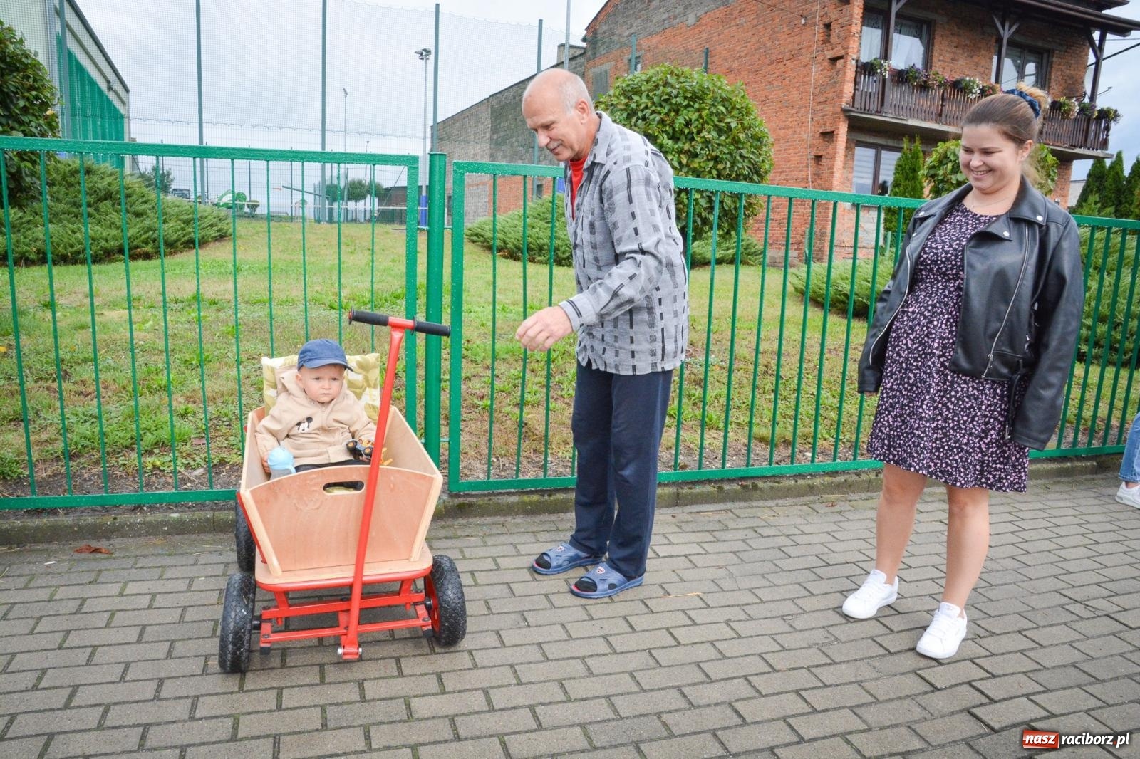 Zdjęcie w galerii na portalu naszraciborz.pl: Bieńkowice świętują plony. Dożynkowy korowód z tradycją i młodzieżą [FOTO i WIDEO] wiadomości z regionu