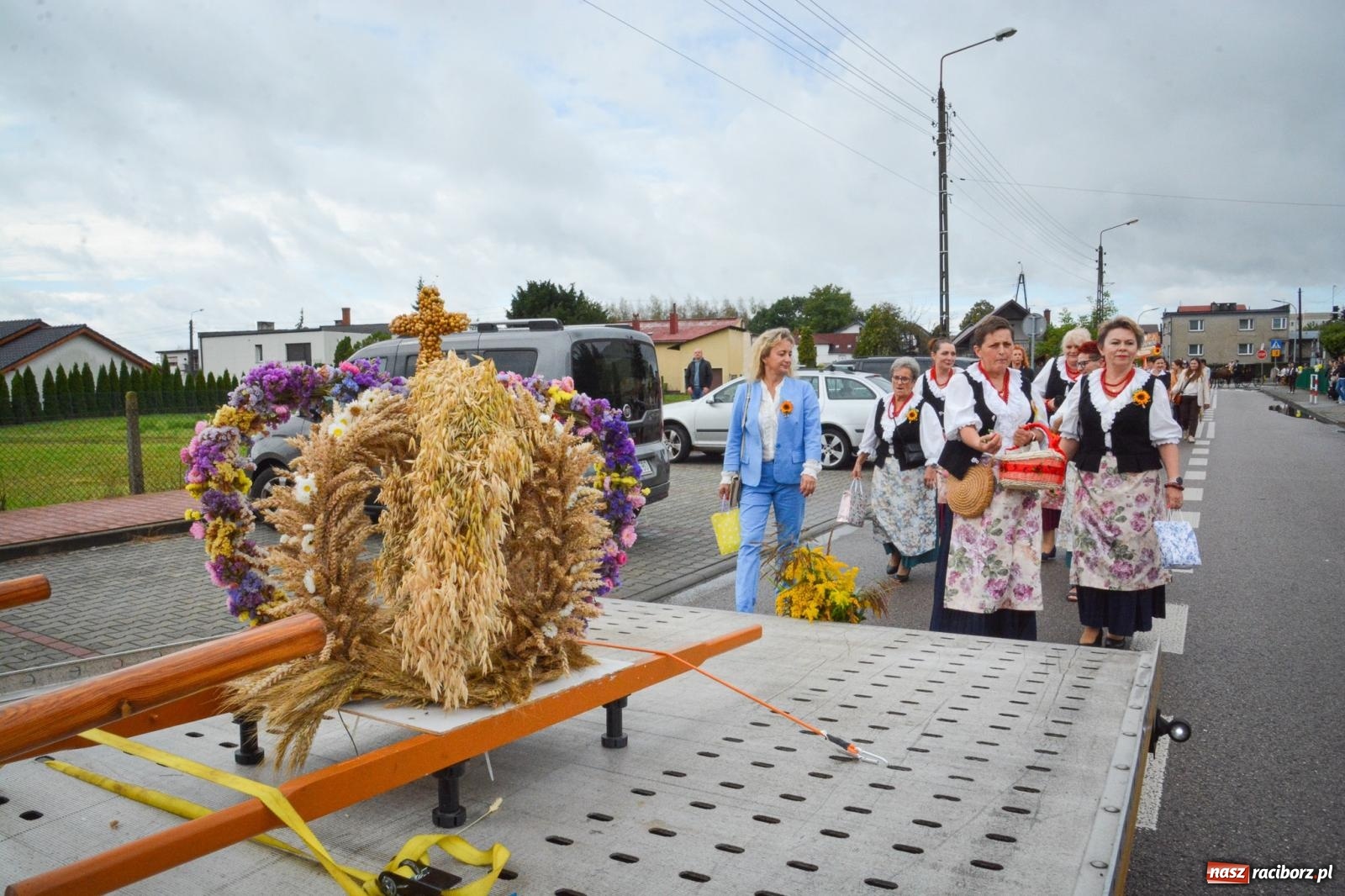 Zdjęcie w galerii na portalu naszraciborz.pl: Bieńkowice świętują plony. Dożynkowy korowód z tradycją i młodzieżą [FOTO i WIDEO] wiadomości z regionu