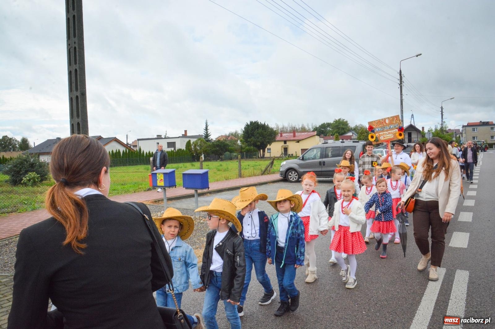 Zdjęcie w galerii na portalu naszraciborz.pl: Bieńkowice świętują plony. Dożynkowy korowód z tradycją i młodzieżą [FOTO i WIDEO] wiadomości z regionu