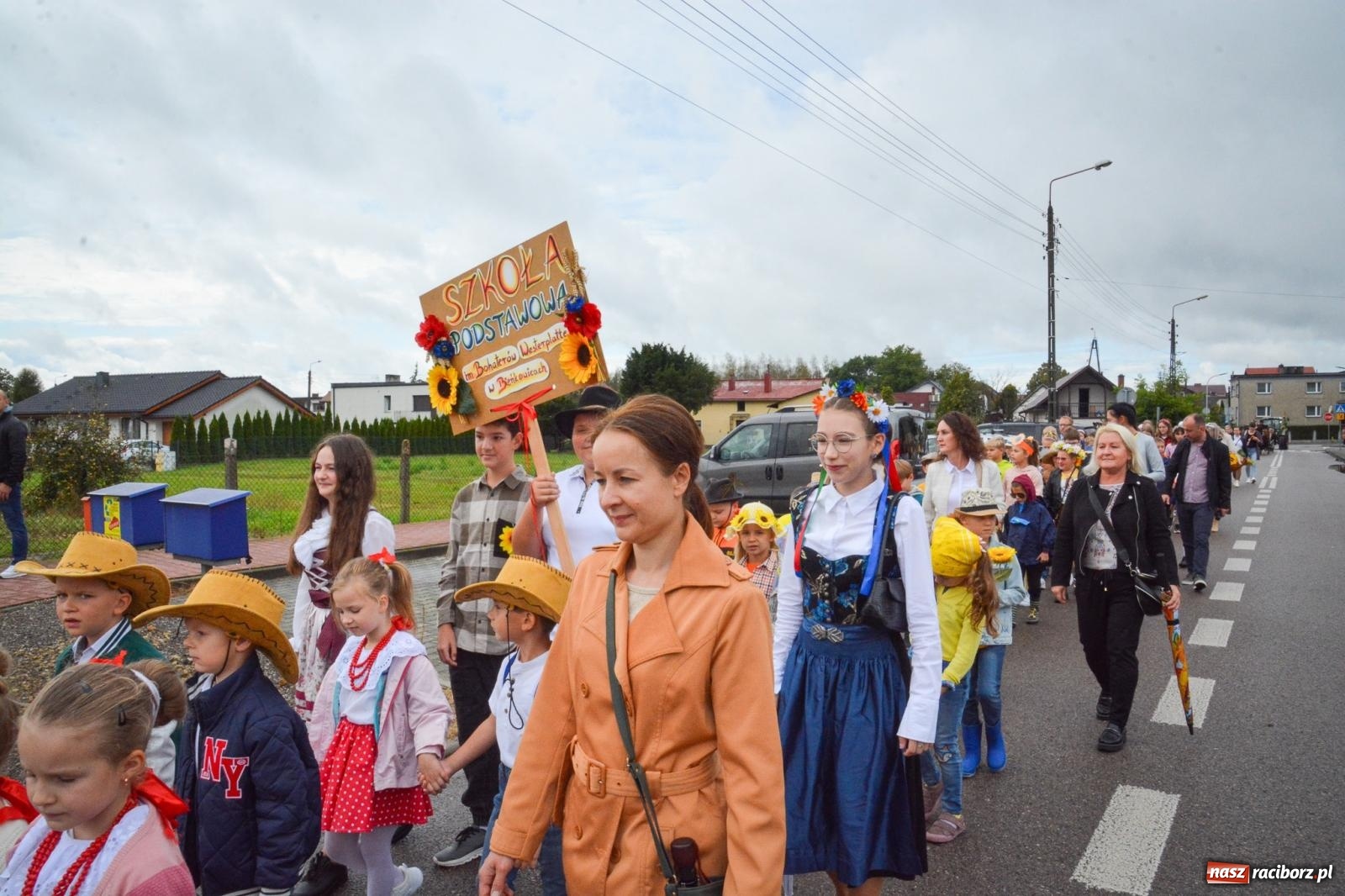 Zdjęcie w galerii na portalu naszraciborz.pl: Bieńkowice świętują plony. Dożynkowy korowód z tradycją i młodzieżą [FOTO i WIDEO] wiadomości z regionu