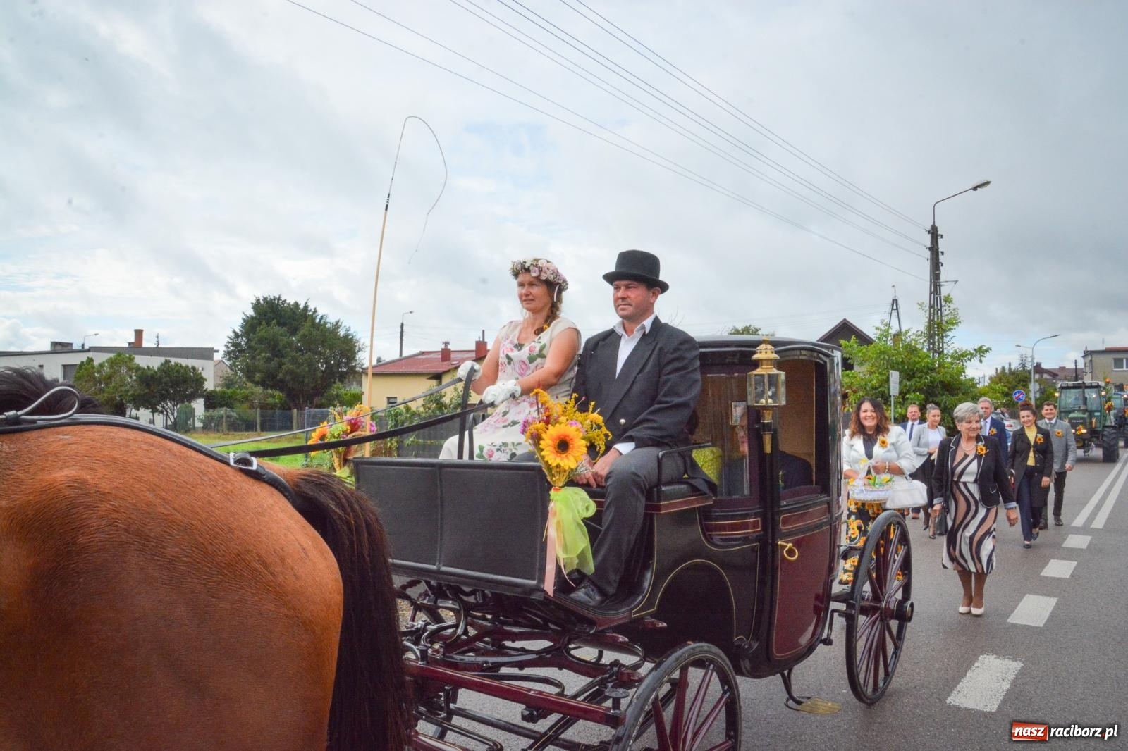 Zdjęcie w galerii na portalu naszraciborz.pl: Bieńkowice świętują plony. Dożynkowy korowód z tradycją i młodzieżą [FOTO i WIDEO] wiadomości z regionu