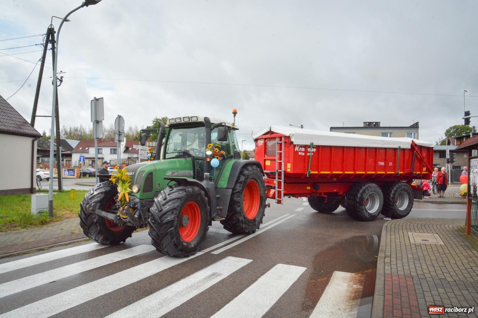 Zdjęcie w galerii na portalu naszraciborz.pl: Bieńkowice świętują plony. Dożynkowy korowód z tradycją i młodzieżą [FOTO i WIDEO] wiadomości z regionu