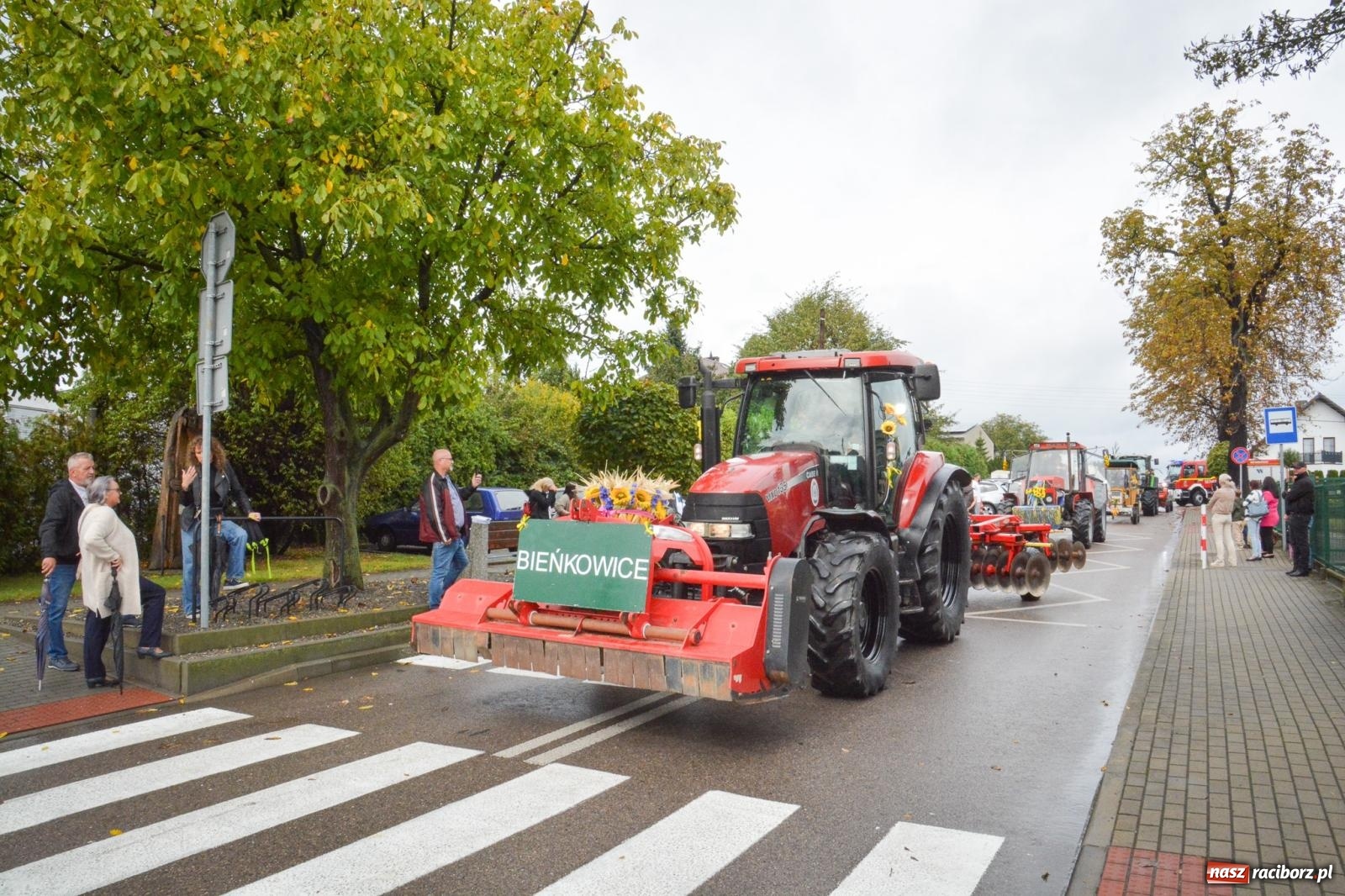 Zdjęcie w galerii na portalu naszraciborz.pl: Bieńkowice świętują plony. Dożynkowy korowód z tradycją i młodzieżą [FOTO i WIDEO] wiadomości z regionu