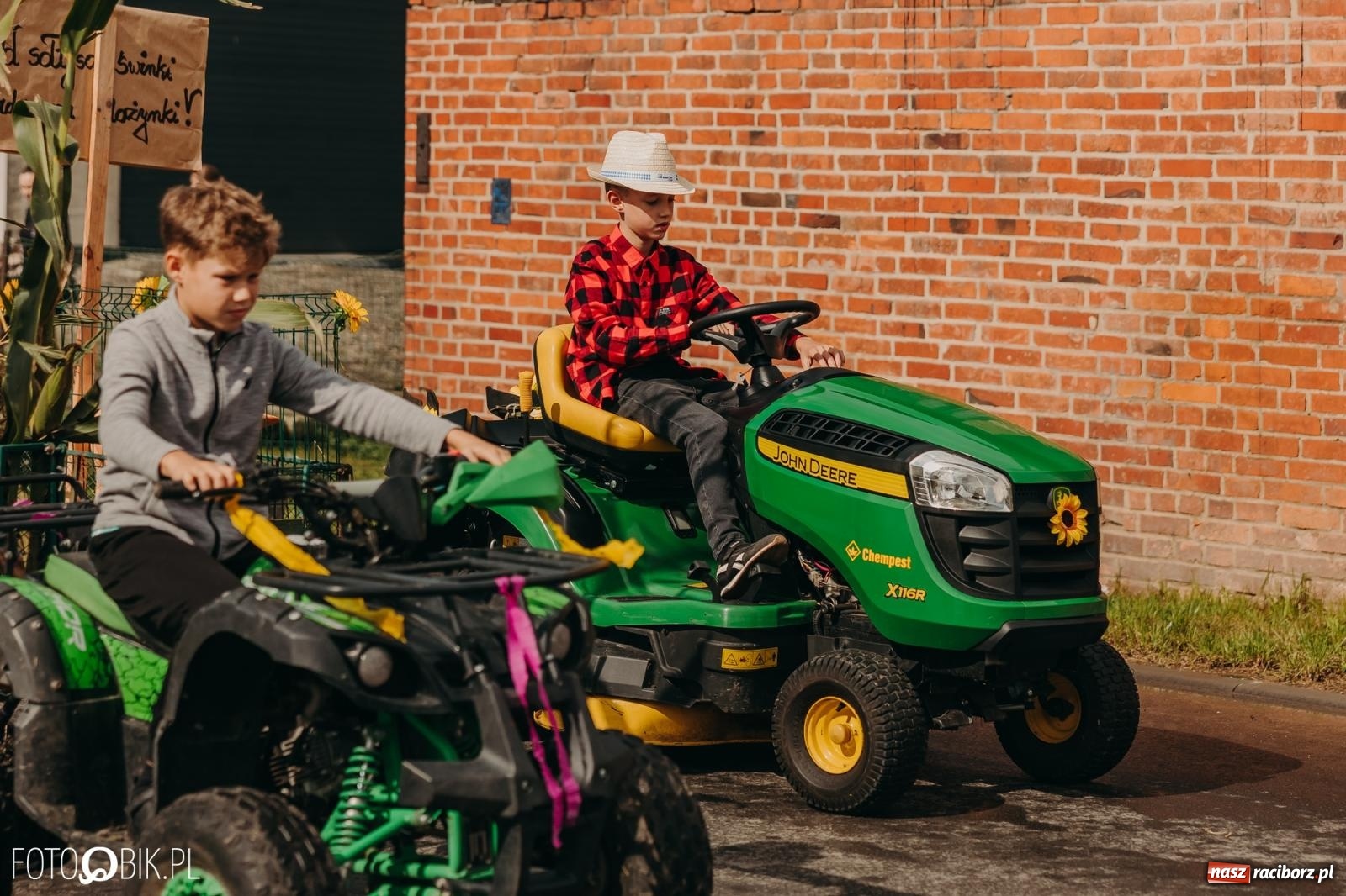 Zdjęcie w galerii na portalu naszraciborz.pl: Gamów zachwyca starą motoryzacją podczas dożynek [FOTO i WIDEO] wiadomości z regionu