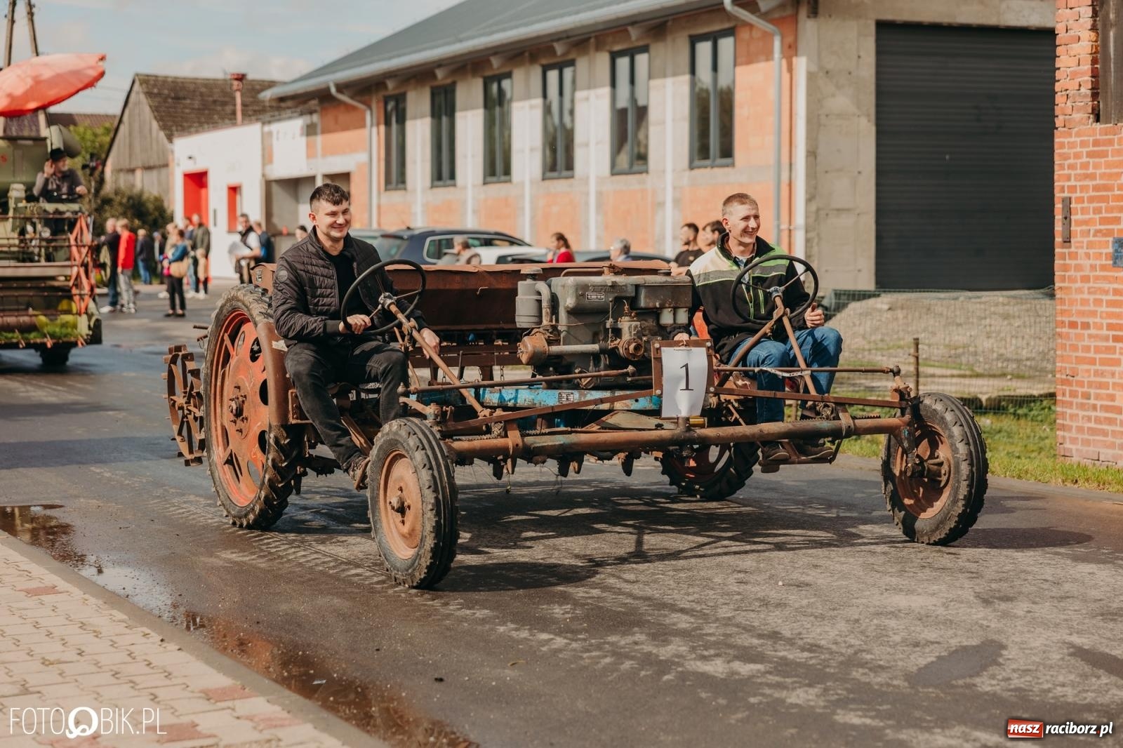 Zdjęcie w galerii na portalu naszraciborz.pl: Gamów zachwyca starą motoryzacją podczas dożynek [FOTO i WIDEO] wiadomości z regionu