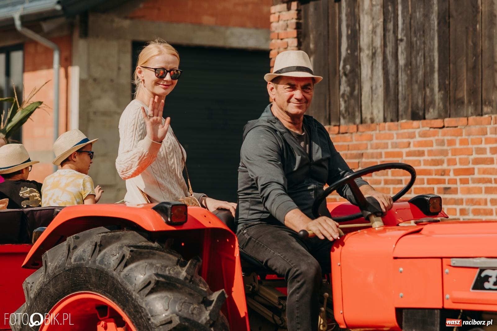 Zdjęcie w galerii na portalu naszraciborz.pl: Gamów zachwyca starą motoryzacją podczas dożynek [FOTO i WIDEO] wiadomości z regionu