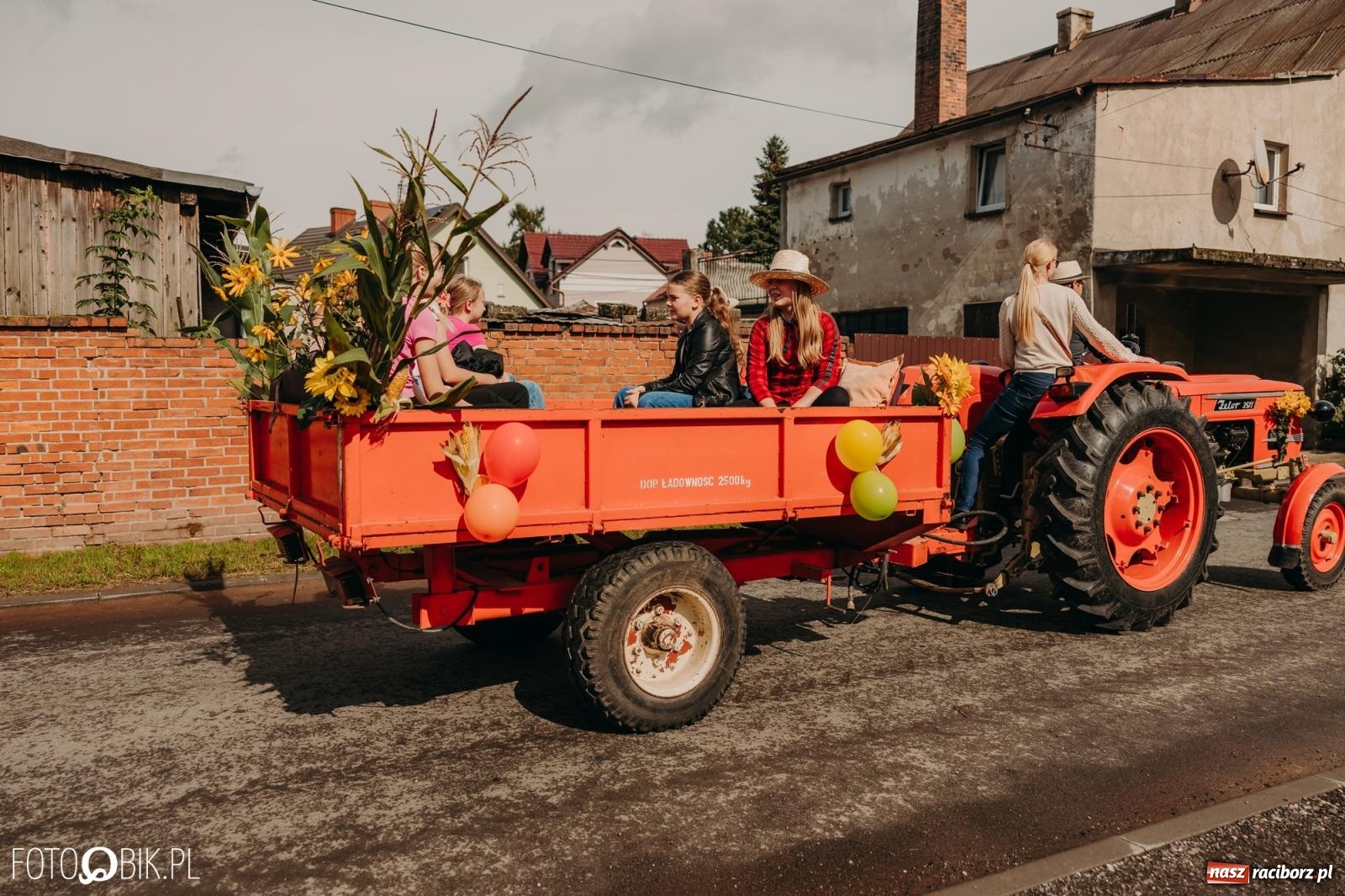 Zdjęcie w galerii na portalu naszraciborz.pl: Gamów zachwyca starą motoryzacją podczas dożynek [FOTO i WIDEO] wiadomości z regionu
