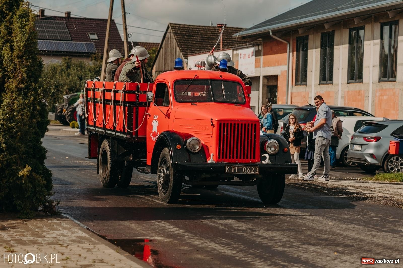 Zdjęcie w galerii na portalu naszraciborz.pl: Gamów zachwyca starą motoryzacją podczas dożynek [FOTO i WIDEO] wiadomości z regionu