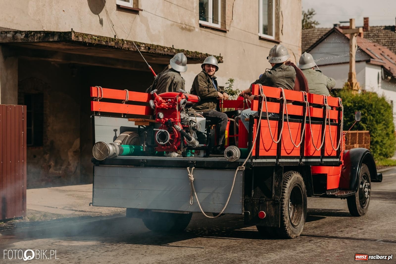 Zdjęcie w galerii na portalu naszraciborz.pl: Gamów zachwyca starą motoryzacją podczas dożynek [FOTO i WIDEO] wiadomości z regionu