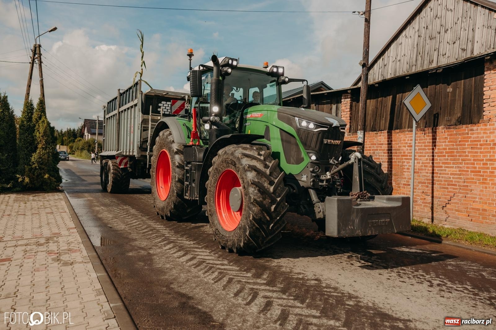 Zdjęcie w galerii na portalu naszraciborz.pl: Gamów zachwyca starą motoryzacją podczas dożynek [FOTO i WIDEO] wiadomości z regionu