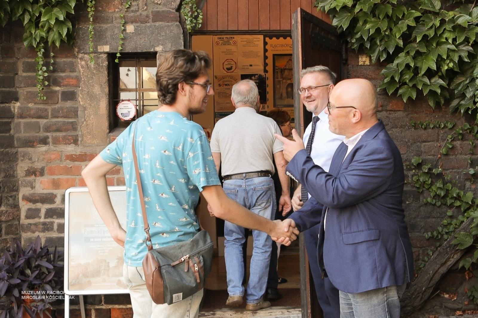 Zdjęcie w galerii na portalu naszraciborz.pl: W Muzeum w Raciborzu o pamięci i historii: szczegółowa inwentaryzacja pomników poległych wiadomości z regionu