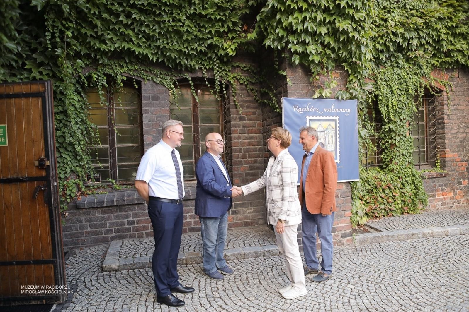 Zdjęcie w galerii na portalu naszraciborz.pl: W Muzeum w Raciborzu o pamięci i historii: szczegółowa inwentaryzacja pomników poległych wiadomości z regionu