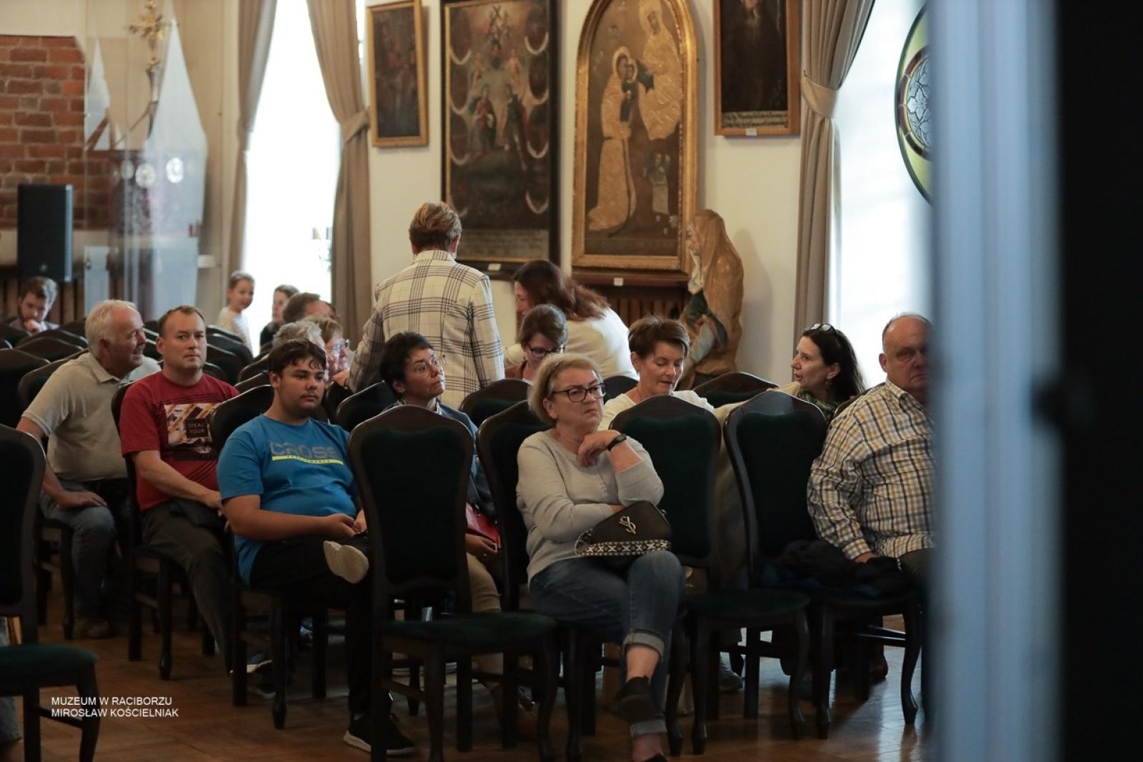 Zdjęcie w galerii na portalu naszraciborz.pl: W Muzeum w Raciborzu o pamięci i historii: szczegółowa inwentaryzacja pomników poległych wiadomości z regionu