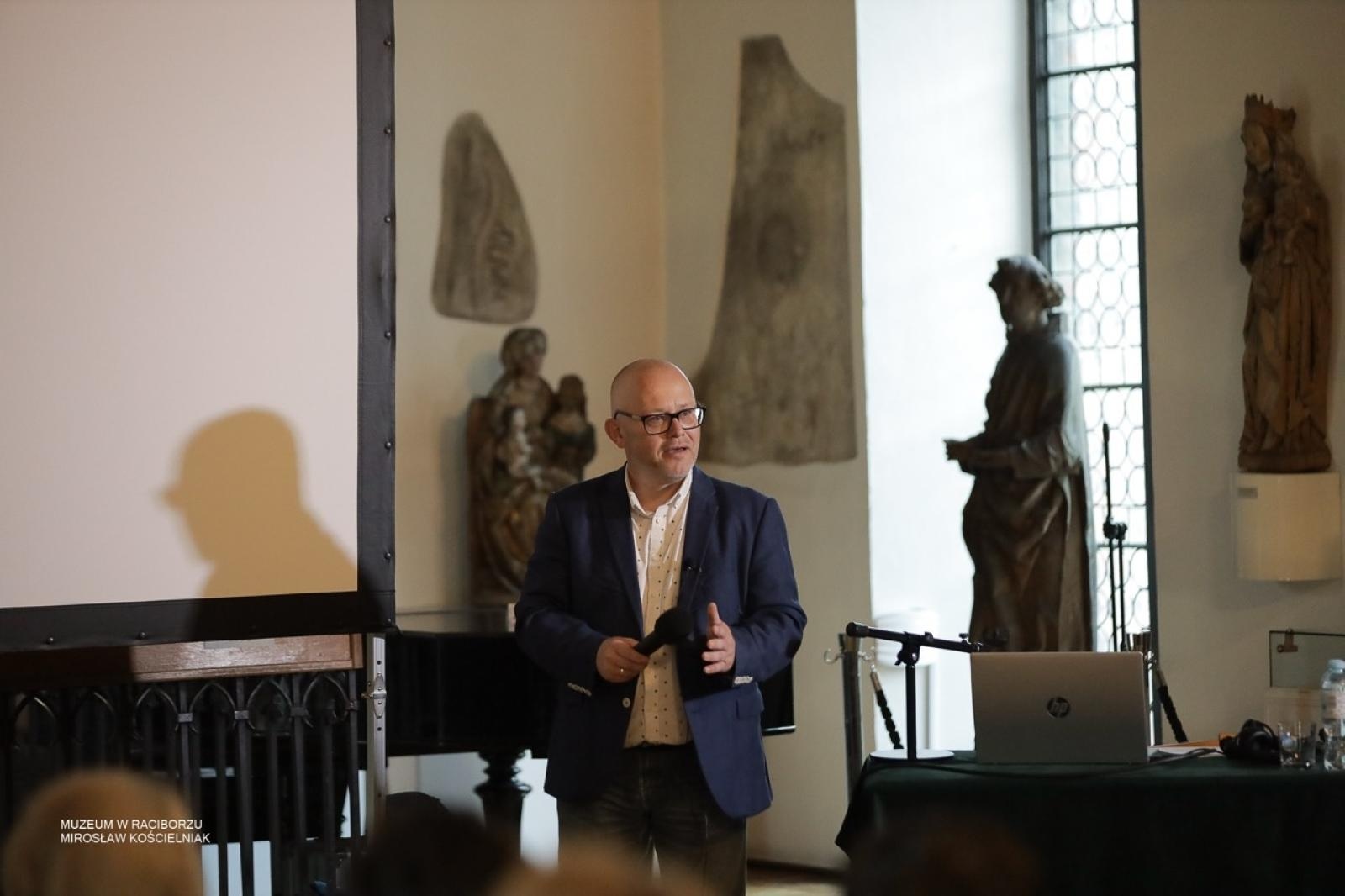 Zdjęcie w galerii na portalu naszraciborz.pl: W Muzeum w Raciborzu o pamięci i historii: szczegółowa inwentaryzacja pomników poległych wiadomości z regionu
