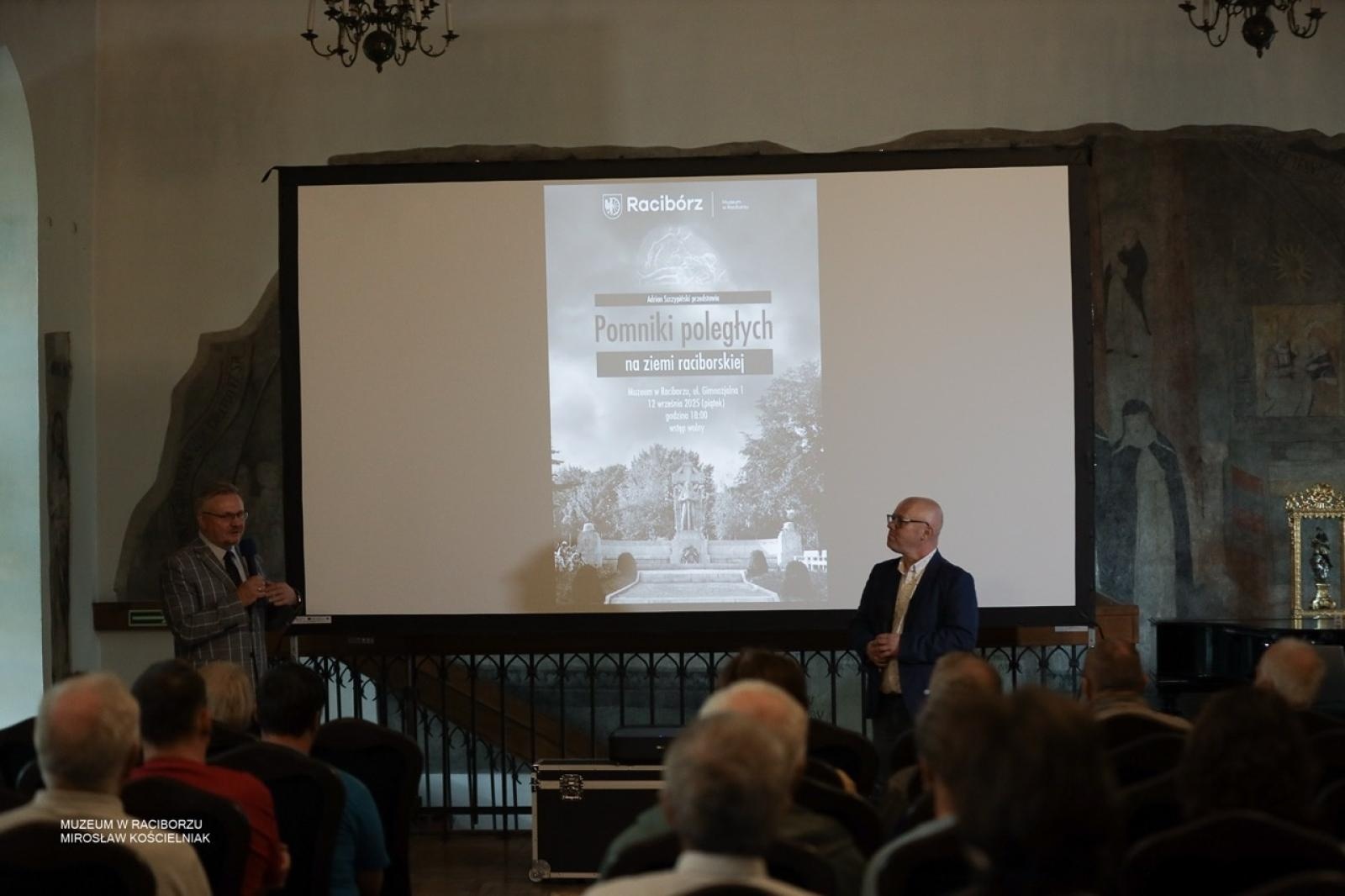 Zdjęcie w galerii na portalu naszraciborz.pl: W Muzeum w Raciborzu o pamięci i historii: szczegółowa inwentaryzacja pomników poległych wiadomości z regionu