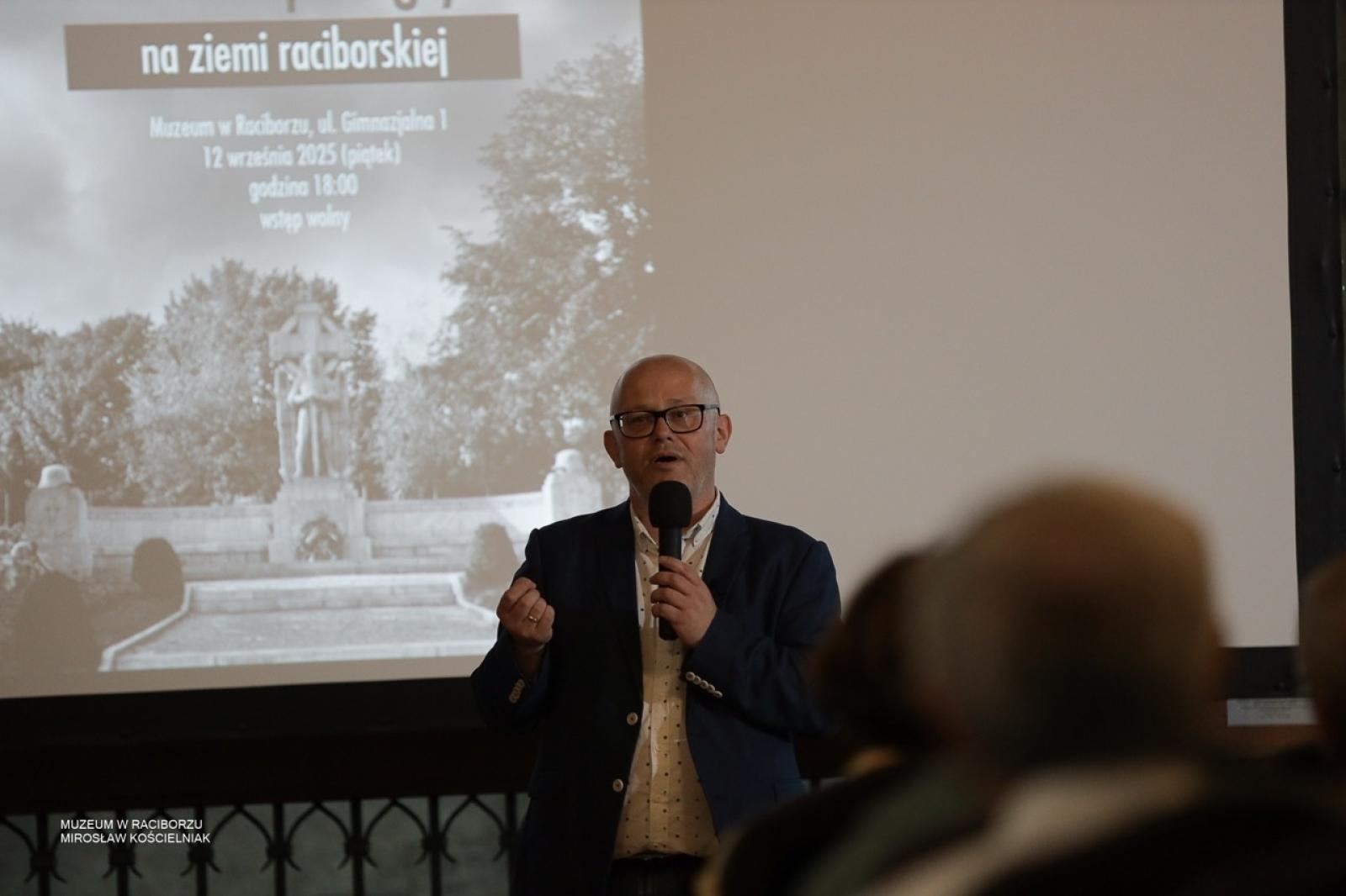 Zdjęcie w galerii na portalu naszraciborz.pl: W Muzeum w Raciborzu o pamięci i historii: szczegółowa inwentaryzacja pomników poległych wiadomości z regionu