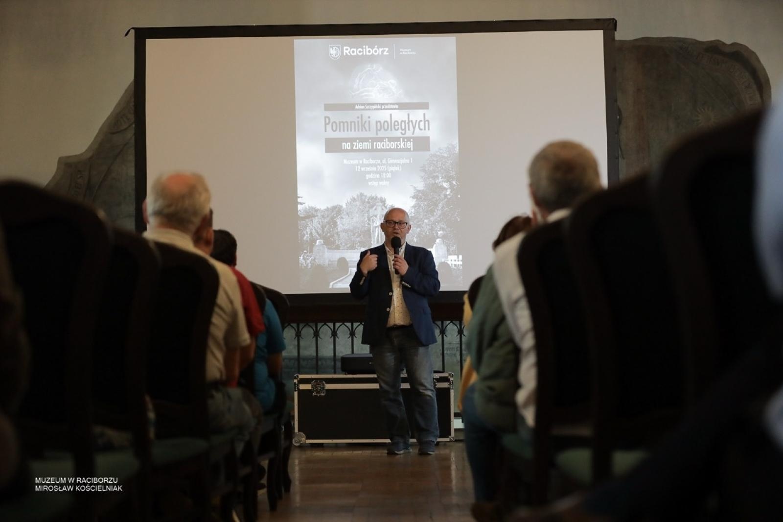 Zdjęcie w galerii na portalu naszraciborz.pl: W Muzeum w Raciborzu o pamięci i historii: szczegółowa inwentaryzacja pomników poległych wiadomości z regionu