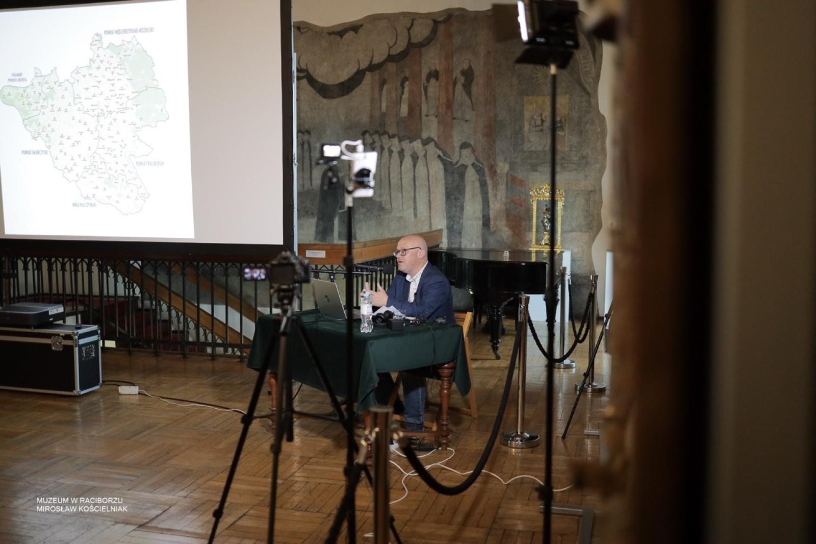 Zdjęcie w galerii na portalu naszraciborz.pl: W Muzeum w Raciborzu o pamięci i historii: szczegółowa inwentaryzacja pomników poległych wiadomości z regionu