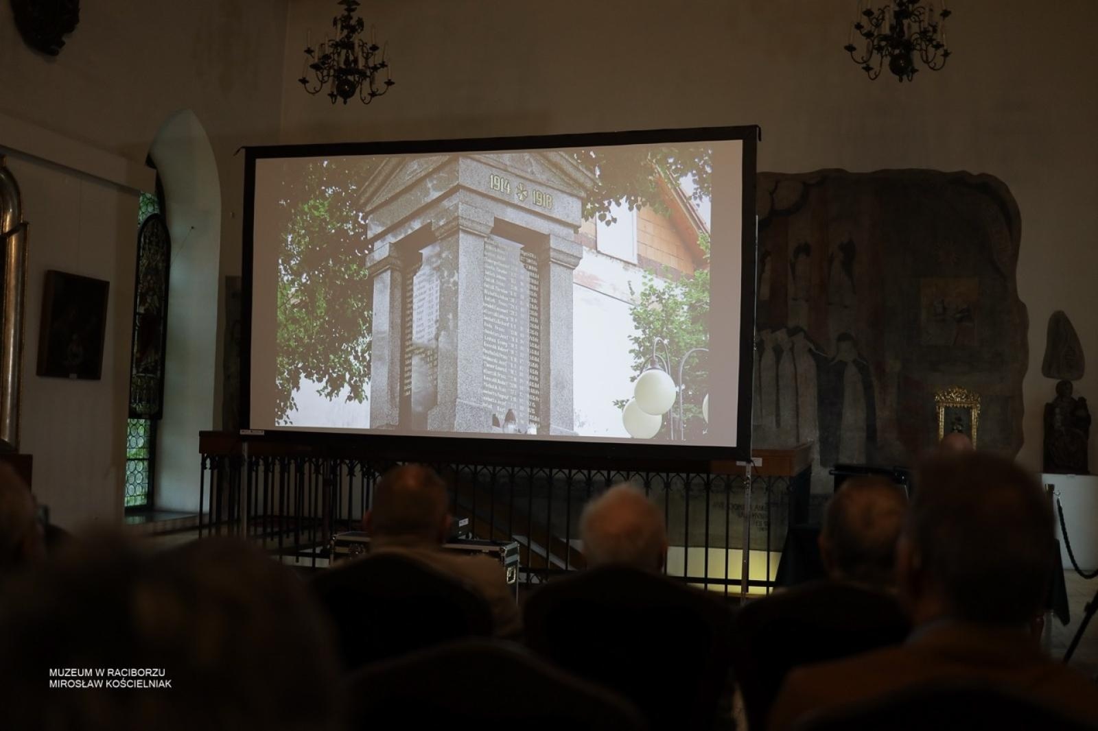 Zdjęcie w galerii na portalu naszraciborz.pl: W Muzeum w Raciborzu o pamięci i historii: szczegółowa inwentaryzacja pomników poległych wiadomości z regionu