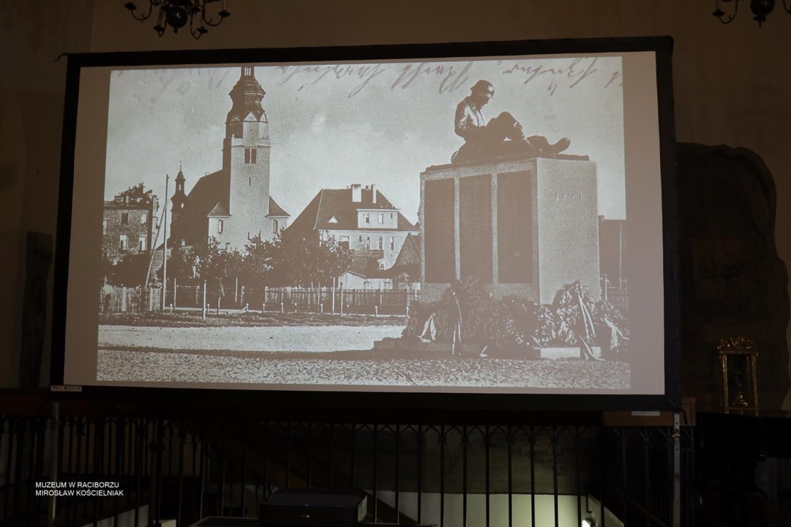 Zdjęcie w galerii na portalu naszraciborz.pl: W Muzeum w Raciborzu o pamięci i historii: szczegółowa inwentaryzacja pomników poległych wiadomości z regionu