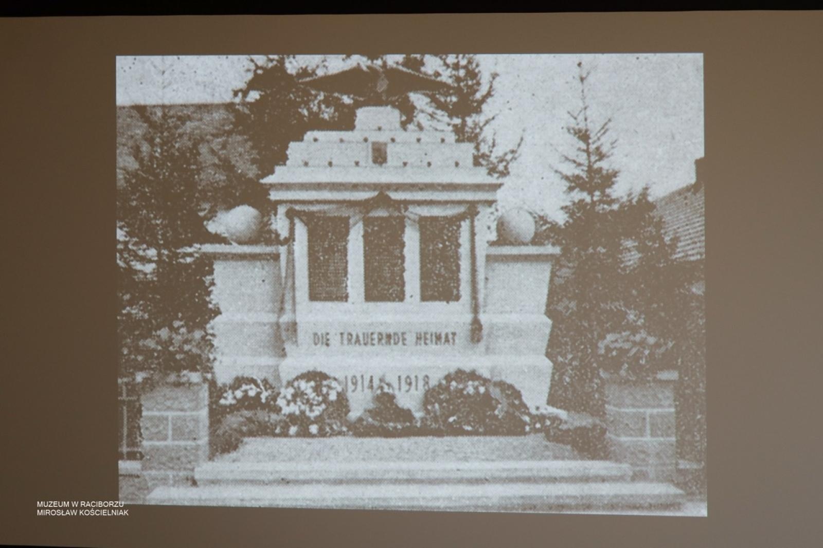 Zdjęcie w galerii na portalu naszraciborz.pl: W Muzeum w Raciborzu o pamięci i historii: szczegółowa inwentaryzacja pomników poległych wiadomości z regionu