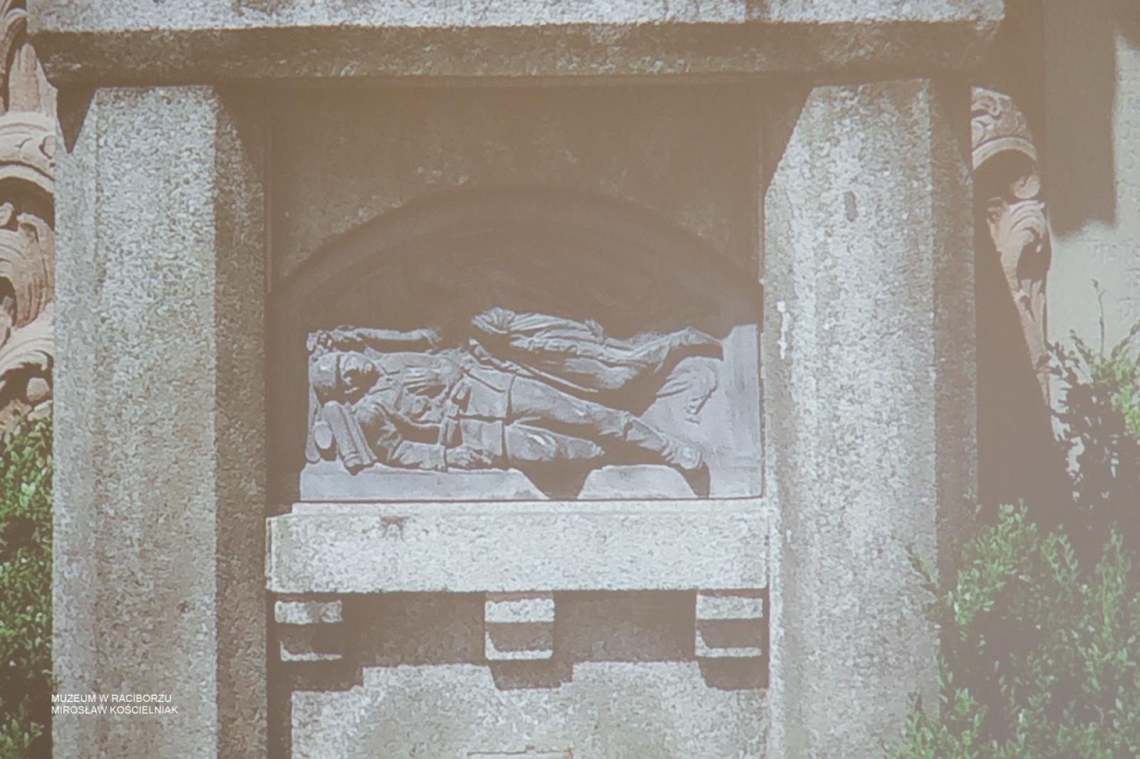 Zdjęcie w galerii na portalu naszraciborz.pl: W Muzeum w Raciborzu o pamięci i historii: szczegółowa inwentaryzacja pomników poległych wiadomości z regionu