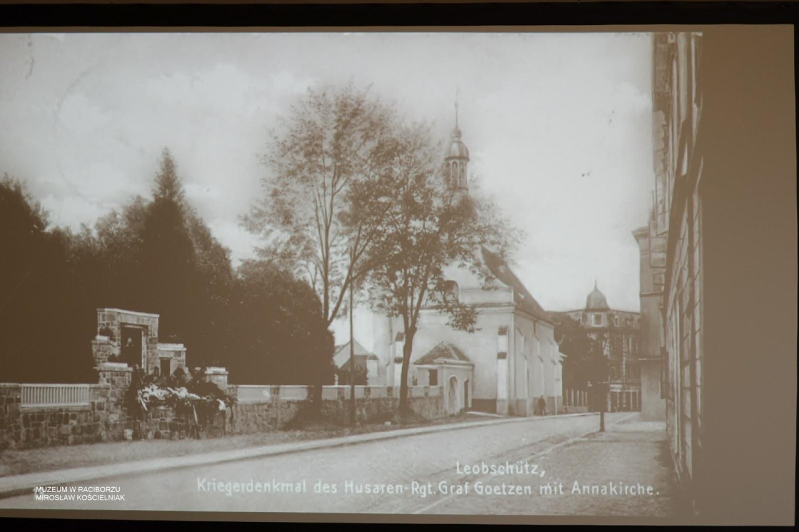 Zdjęcie w galerii na portalu naszraciborz.pl: W Muzeum w Raciborzu o pamięci i historii: szczegółowa inwentaryzacja pomników poległych wiadomości z regionu