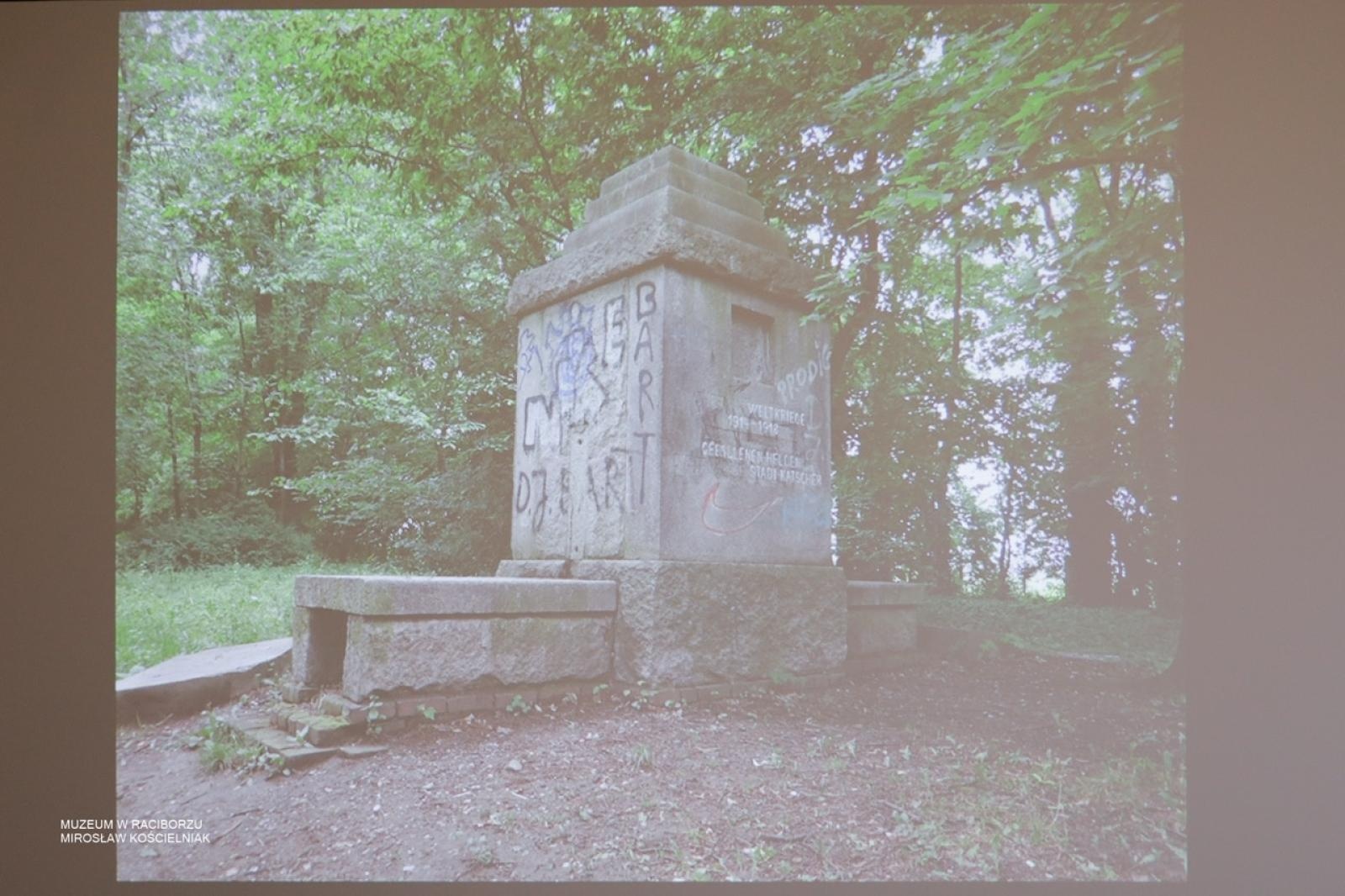 Zdjęcie w galerii na portalu naszraciborz.pl: W Muzeum w Raciborzu o pamięci i historii: szczegółowa inwentaryzacja pomników poległych wiadomości z regionu