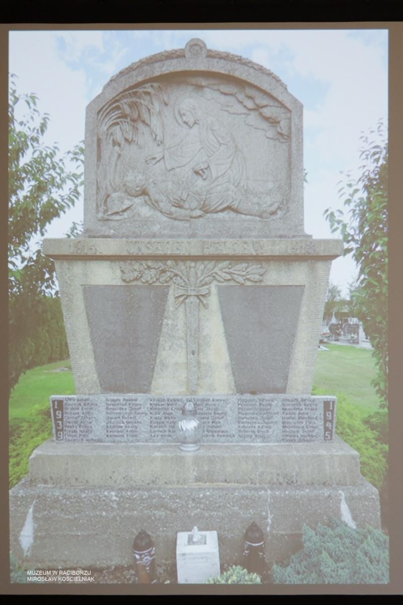 Zdjęcie w galerii na portalu naszraciborz.pl: W Muzeum w Raciborzu o pamięci i historii: szczegółowa inwentaryzacja pomników poległych wiadomości z regionu