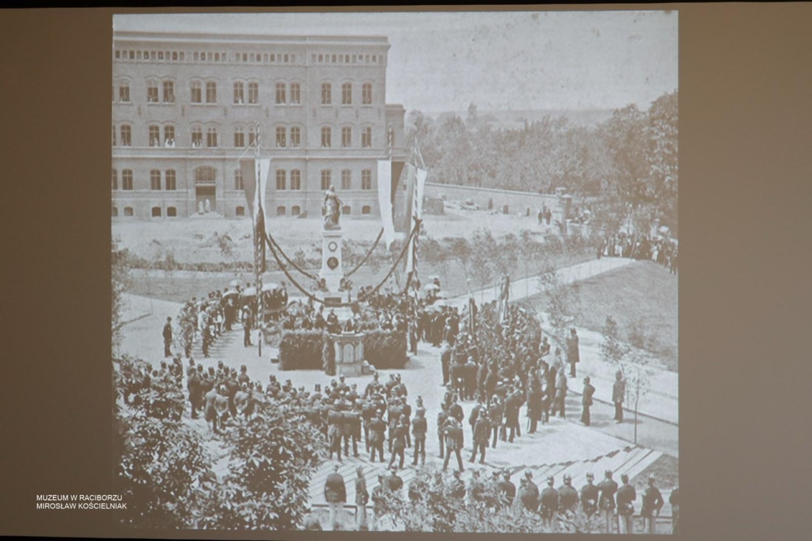 Zdjęcie w galerii na portalu naszraciborz.pl: W Muzeum w Raciborzu o pamięci i historii: szczegółowa inwentaryzacja pomników poległych wiadomości z regionu