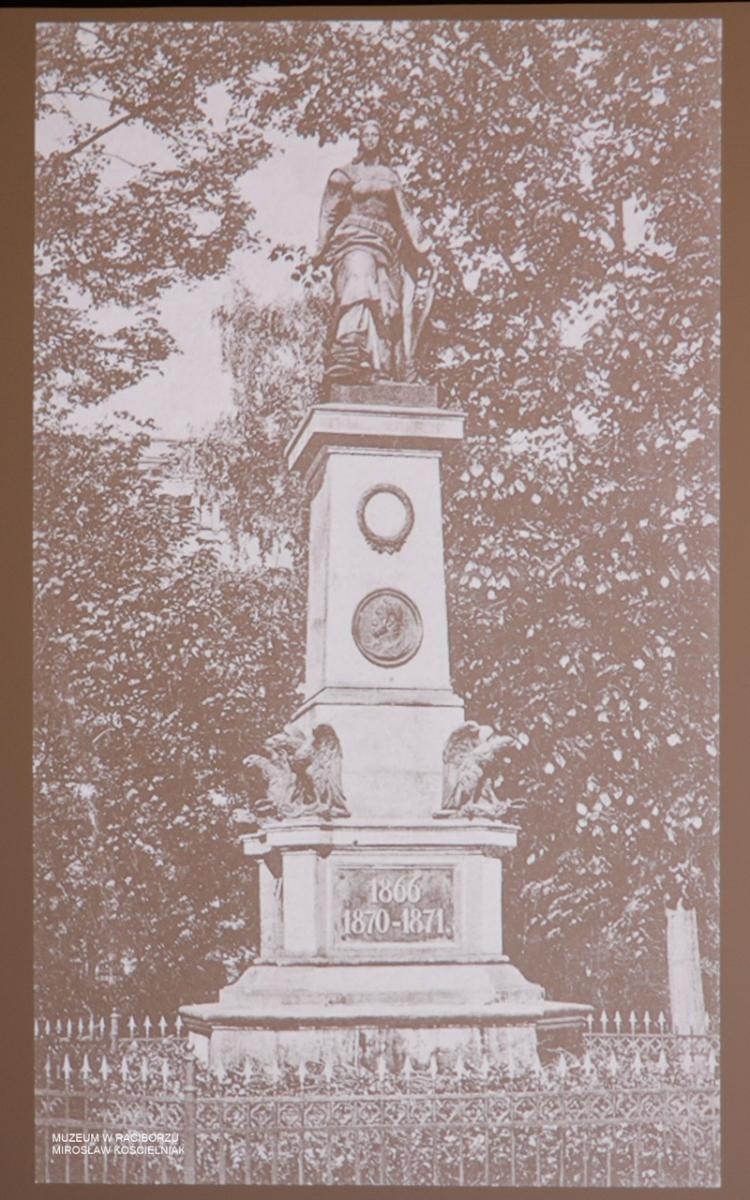 Zdjęcie w galerii na portalu naszraciborz.pl: W Muzeum w Raciborzu o pamięci i historii: szczegółowa inwentaryzacja pomników poległych wiadomości z regionu